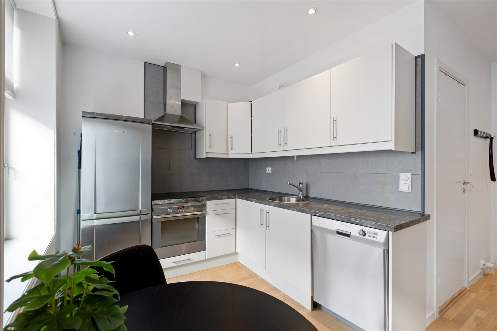 Lyst og pent kjøkken Galleribilde