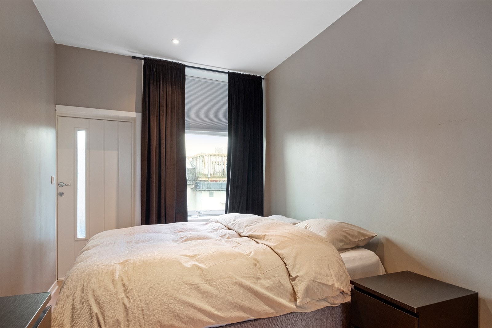 Utgang til romslig terrasse fra soverom Galleribilde