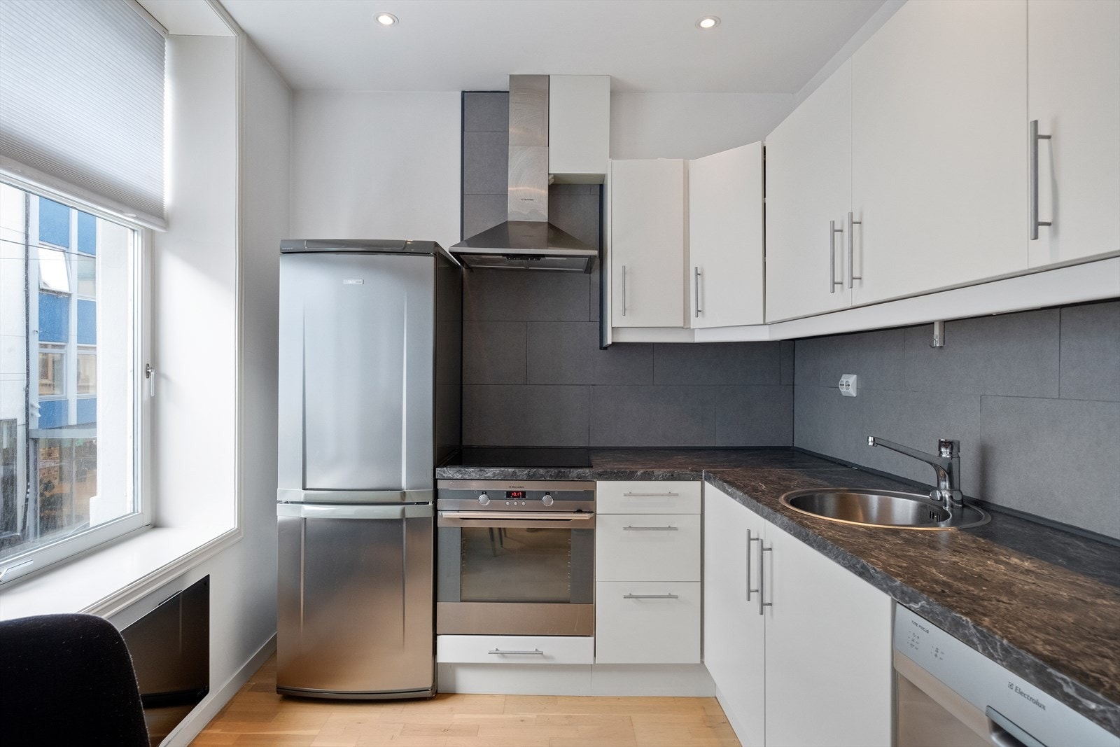 Kjøkkenet er utstyrt med kjøl/fryseskap, oppvaskmaskin, platetopp og stekeovn Galleribilde