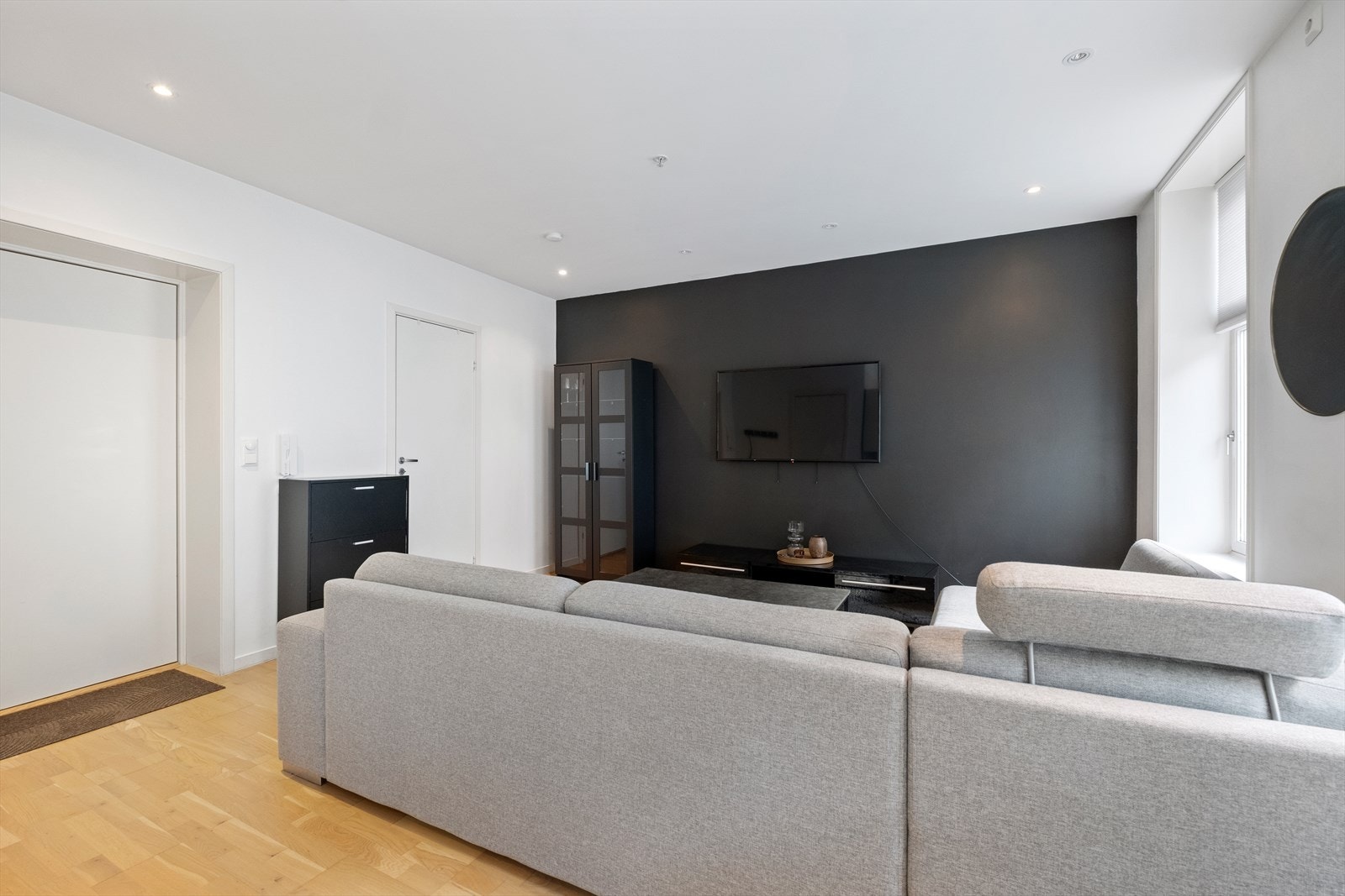 God plass til stor sofagruppe på stue Galleribilde