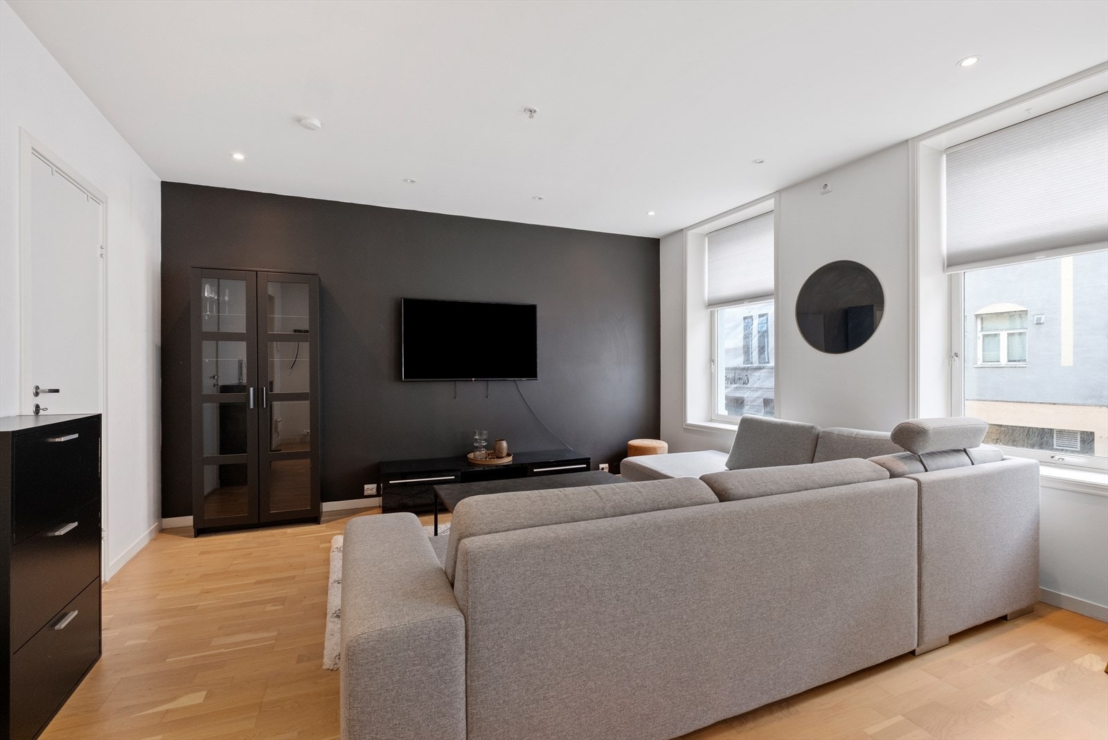 Rikelig med dagslys fra de store vindusflatene Galleribilde