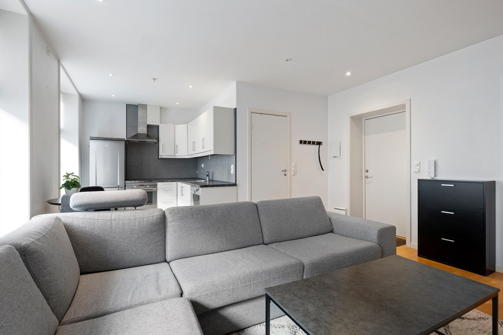 Lys og luftig stue/kjøkken Galleribilde