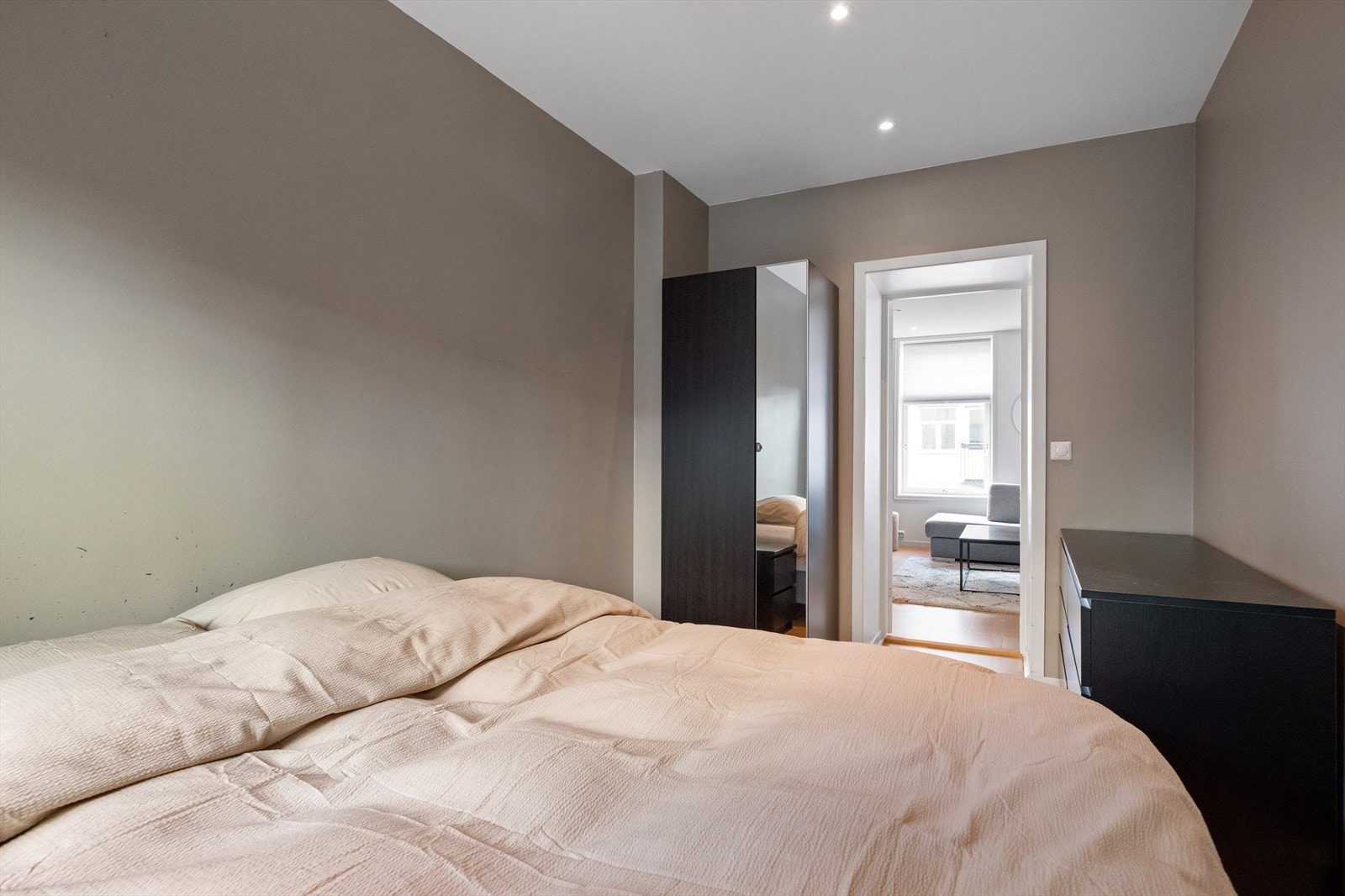 Lyst og romslig soverom Galleribilde