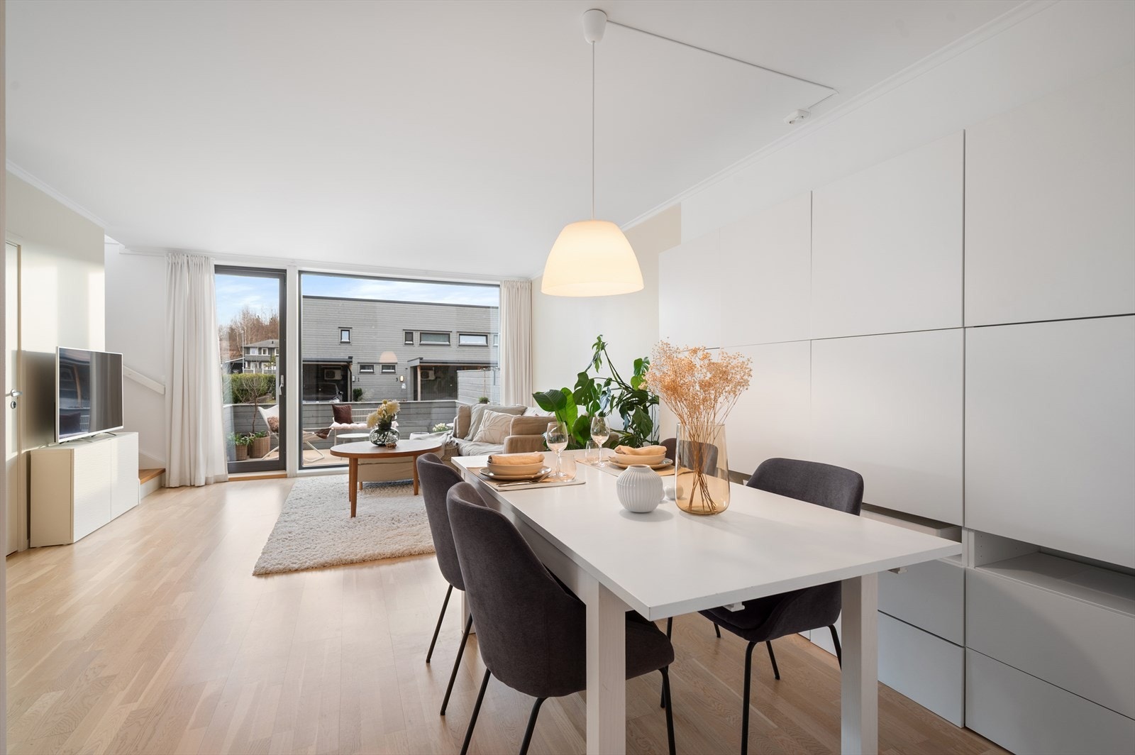 De store vindusflatene gir rikelig med naturlig lysinnslipp Galleribilde