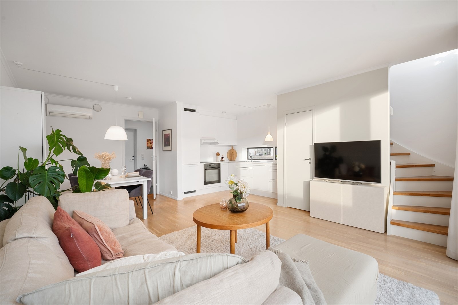 Boligen har en praktisk stue-/kjøkkenløsning på 31m² Galleribilde