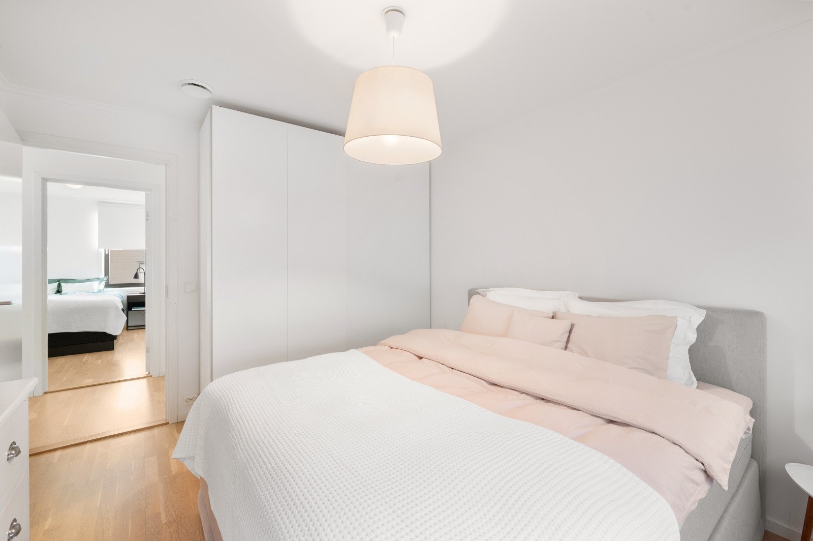 Garderobeskapet medfølger Galleribilde