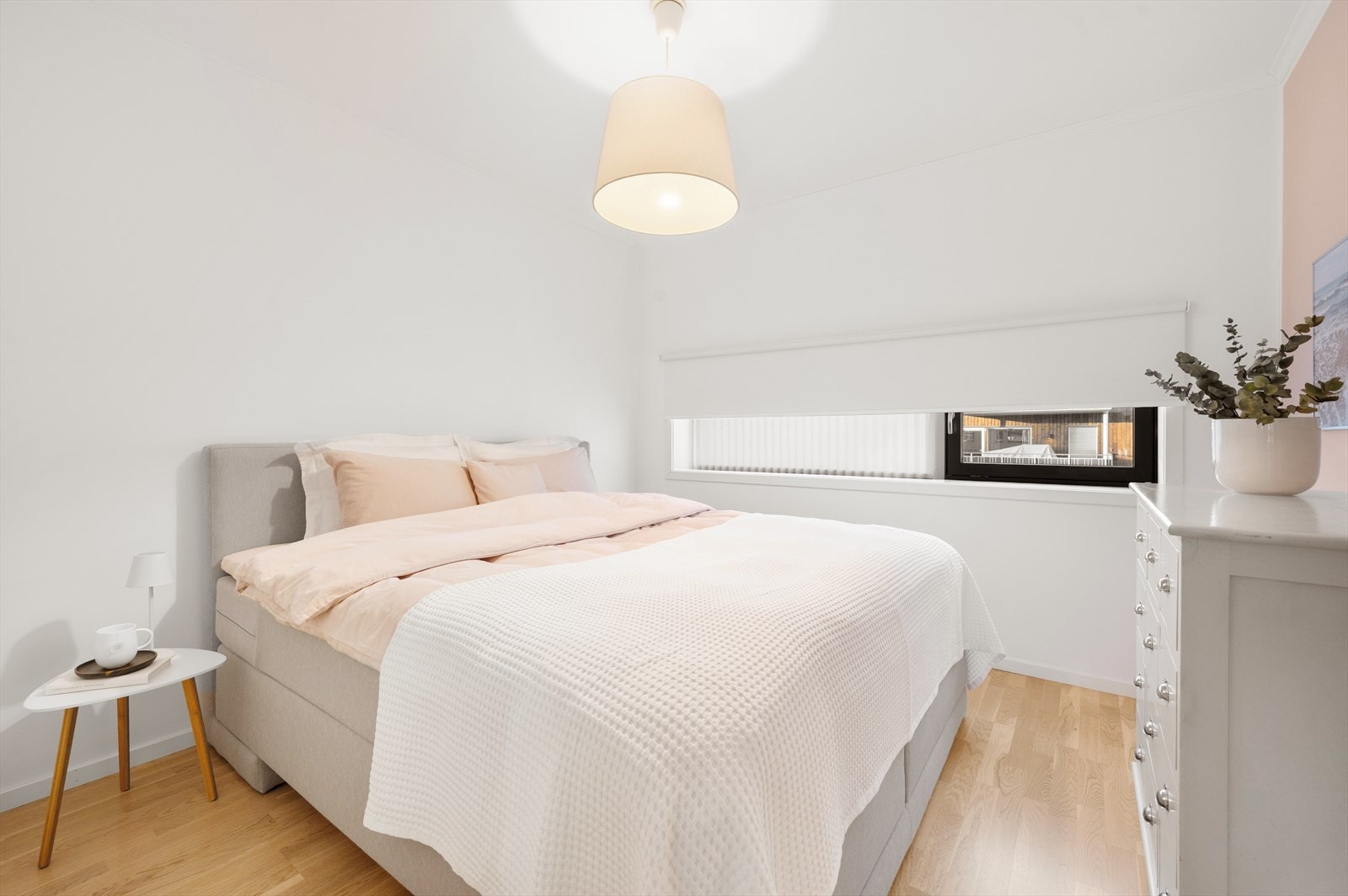 Soverom på 11,2m² med god plass til ønsket sengestørrelse. Selger opplyser om at de lystette gardinene i alle soverommene medfølger. Galleribilde