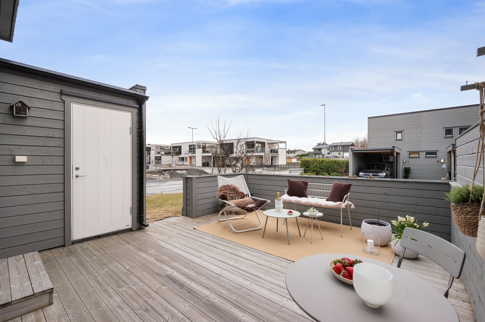 Boligen har en flott terrasse på 20m², med praktisk utvendig bod på 1,5m² Galleribilde