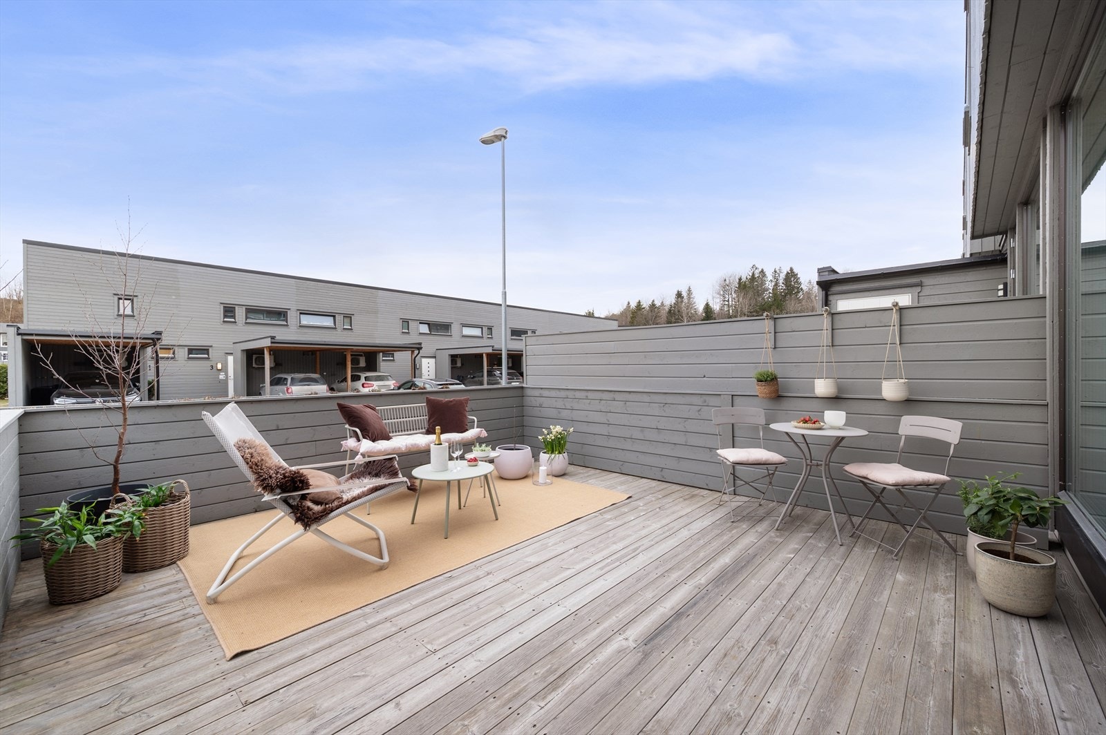Terrassen er delvis skjermet fra naboer med levegg og har god plass til ønsket sittegruppe Galleribilde