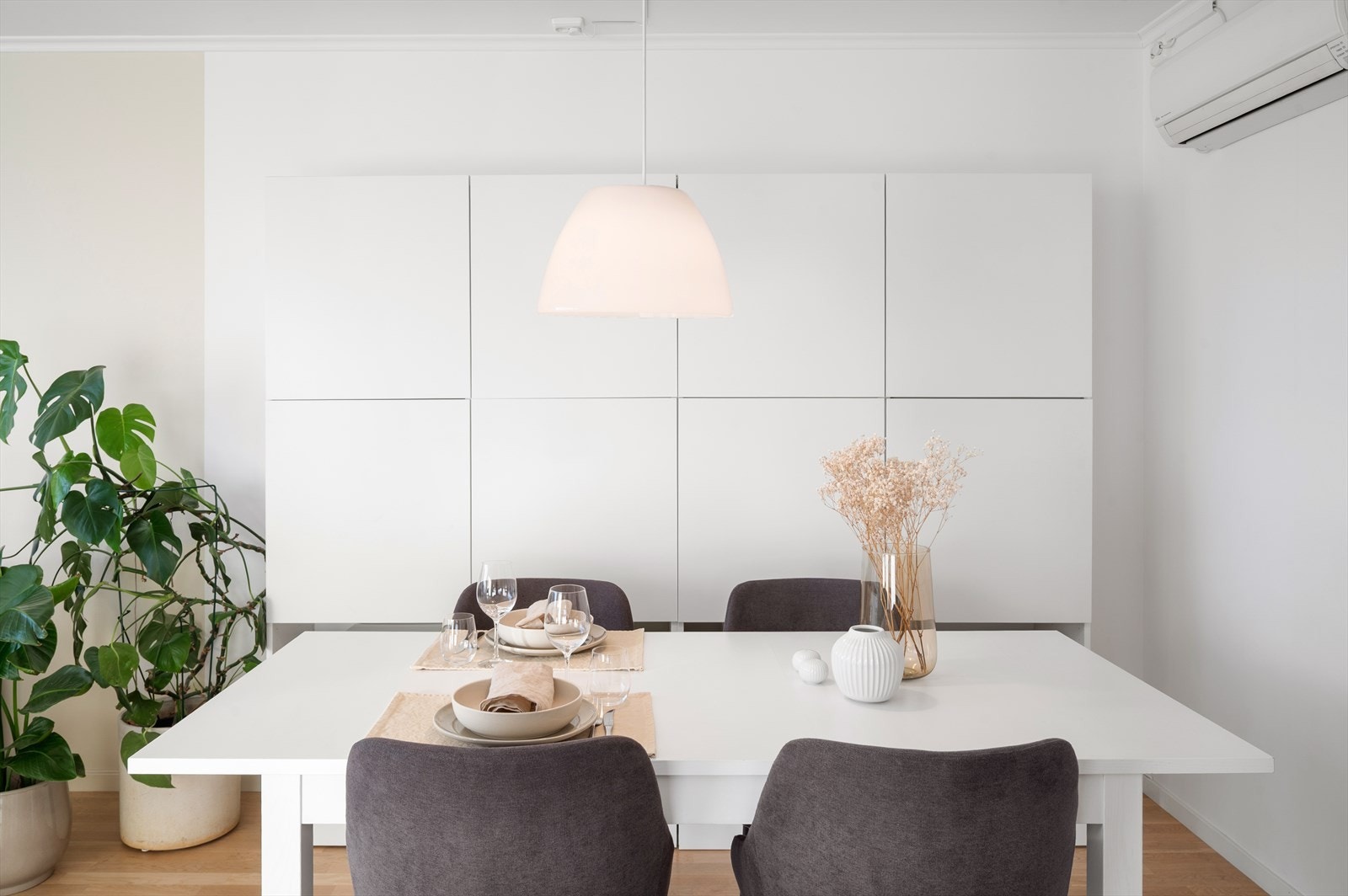 Den åpne løsningen gjør at det er god plass til ønsket spisebord. Boligen er oppvarmet med varmepumpe og elektrisitet Galleribilde