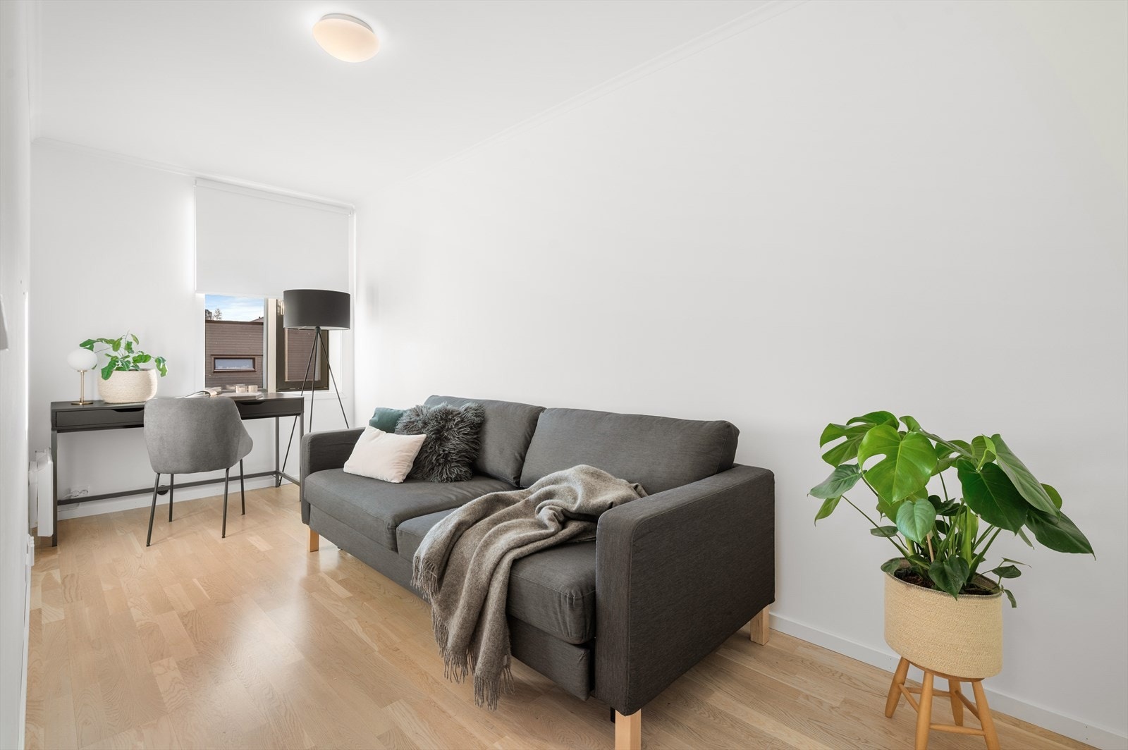 Soverom på 10,6m² med tv-/internettuttak. Brukes i dag som kontor Galleribilde