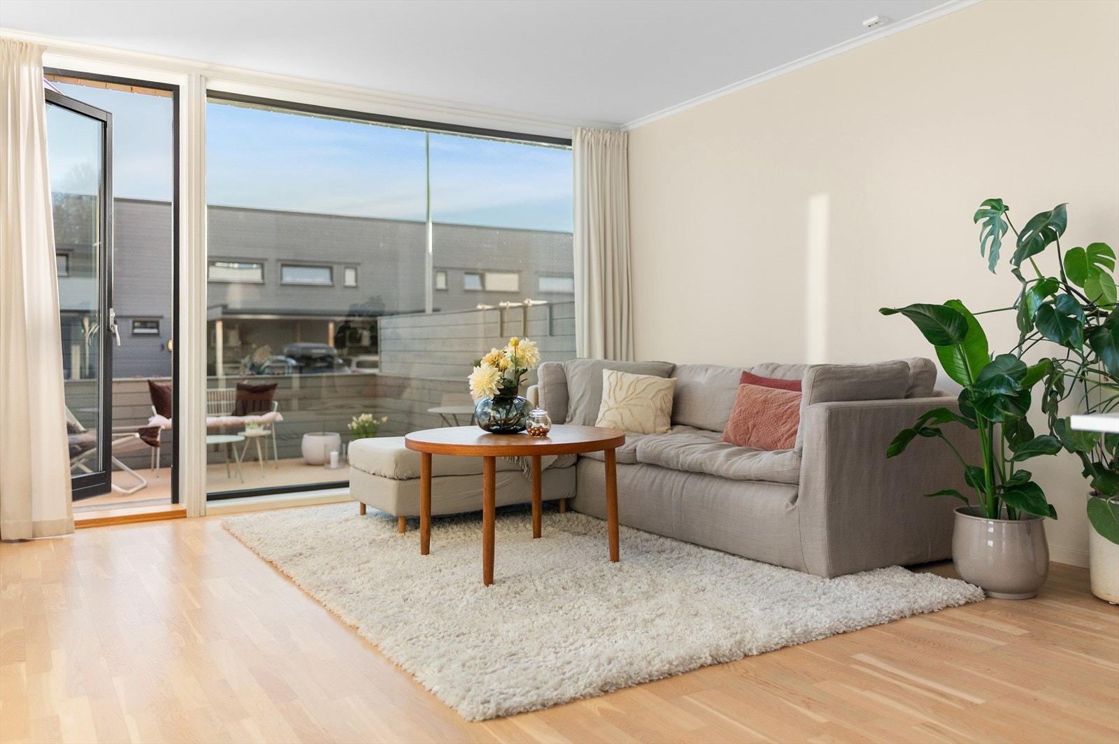 Velkommen inn! - Fra terrassen er det direkte adkomst inn til stuen Galleribilde