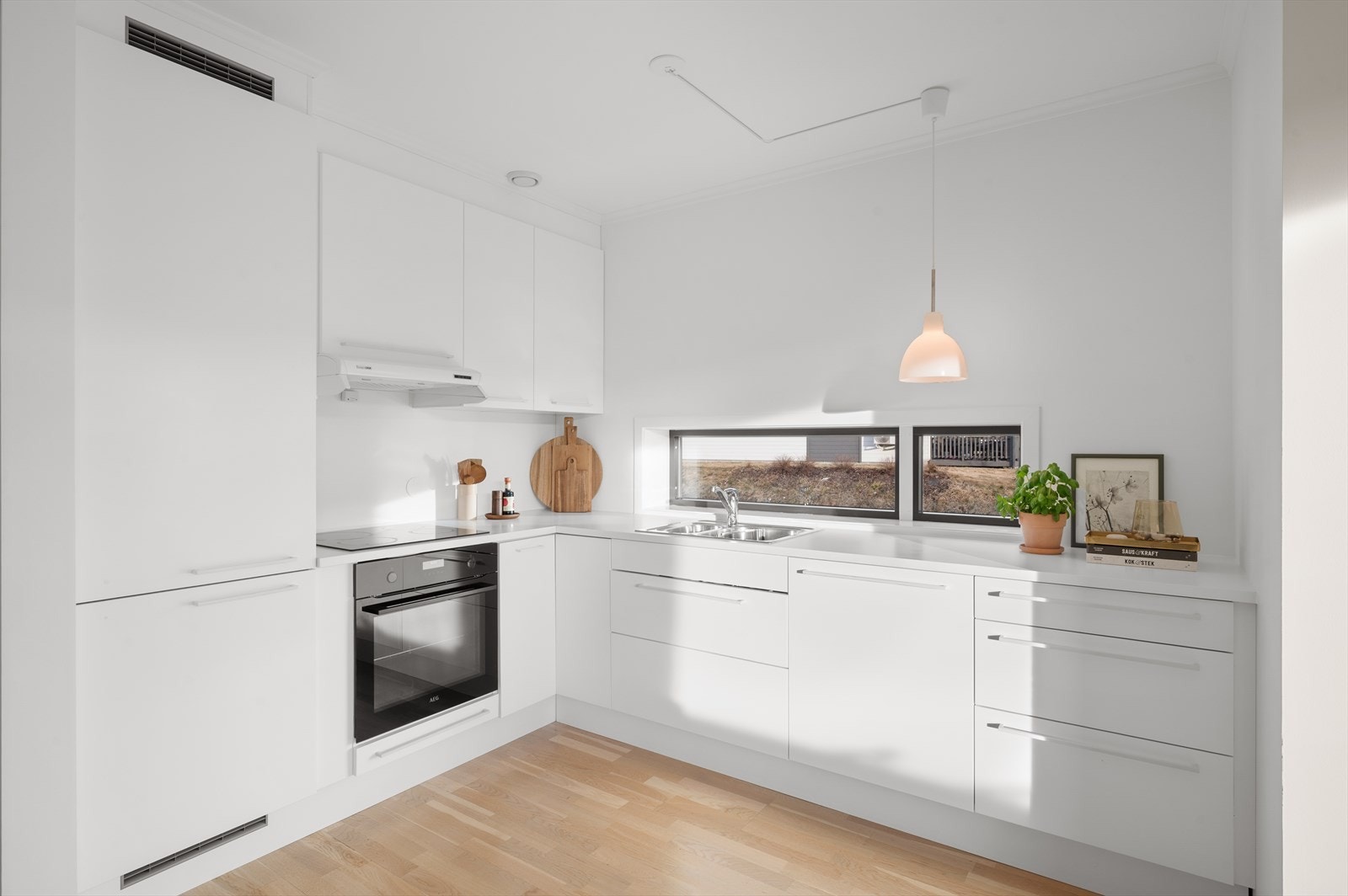 Kjøkkenet har en stilren standard, med rikelig av benkeplass samt gode oppbevaringsmuligheter i over- og underskap Galleribilde