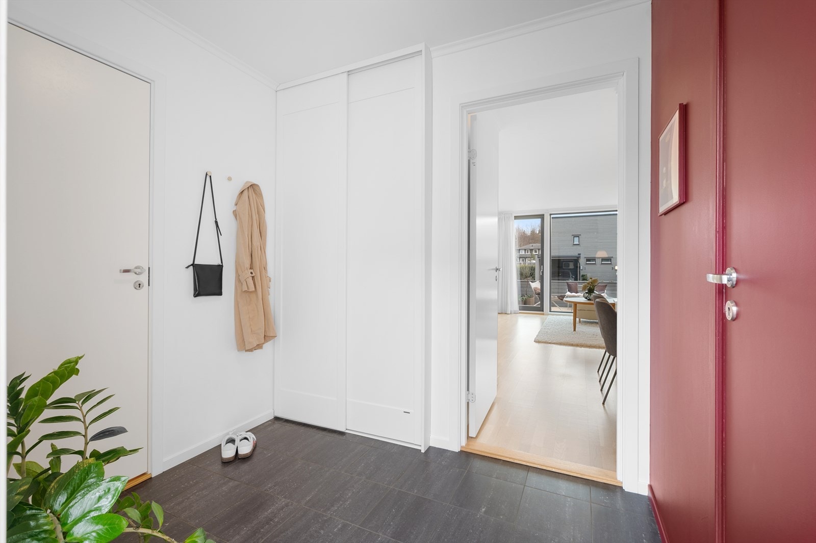 Entré på 5,5m² med varme i det flisbelagte gulvet. Selger har opplyst om at skyvedørsgarderoben medfølger. Galleribilde