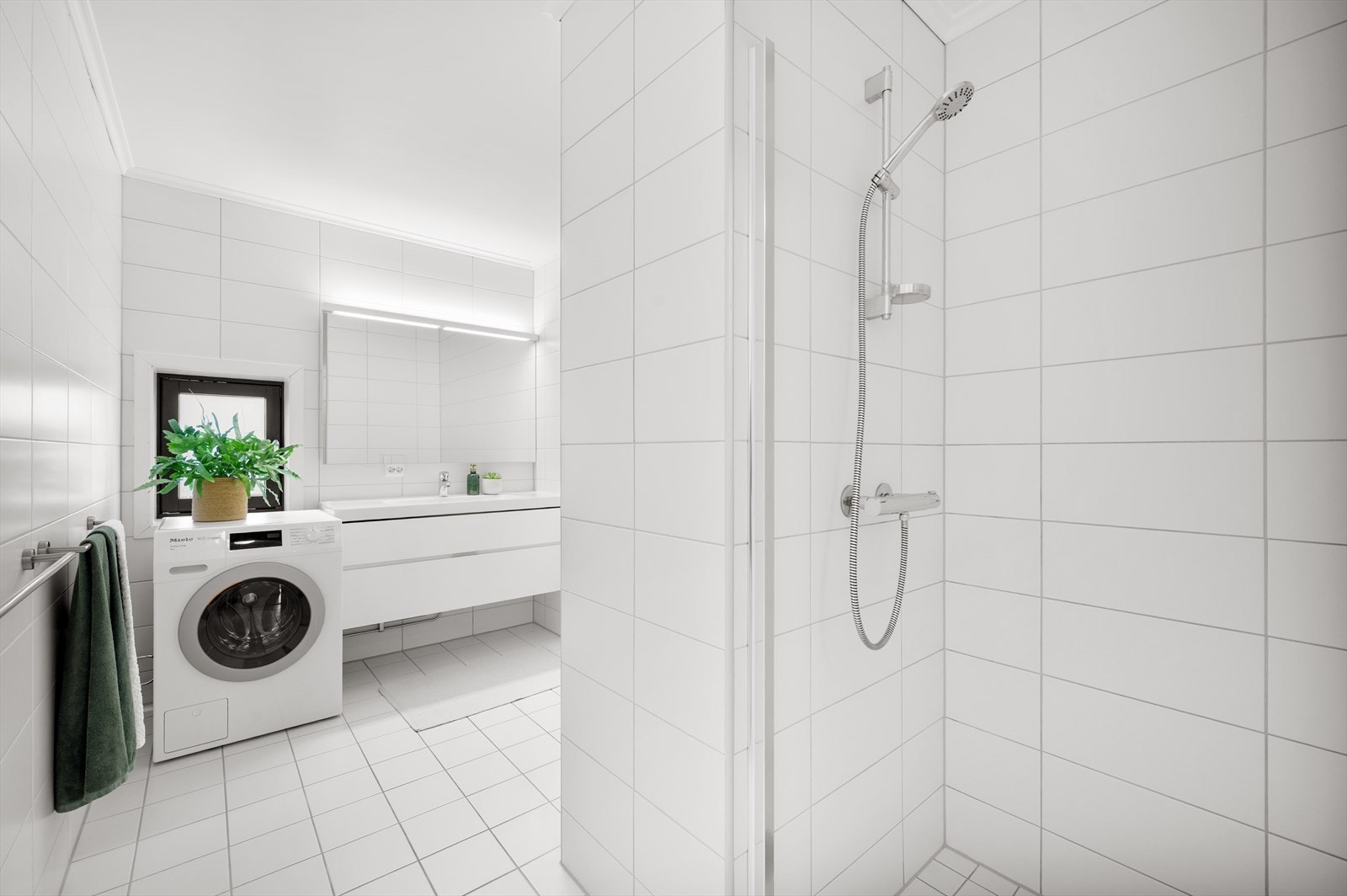 Badet er på 6,5m² med innredning fra Svedbergs (Forma) Galleribilde