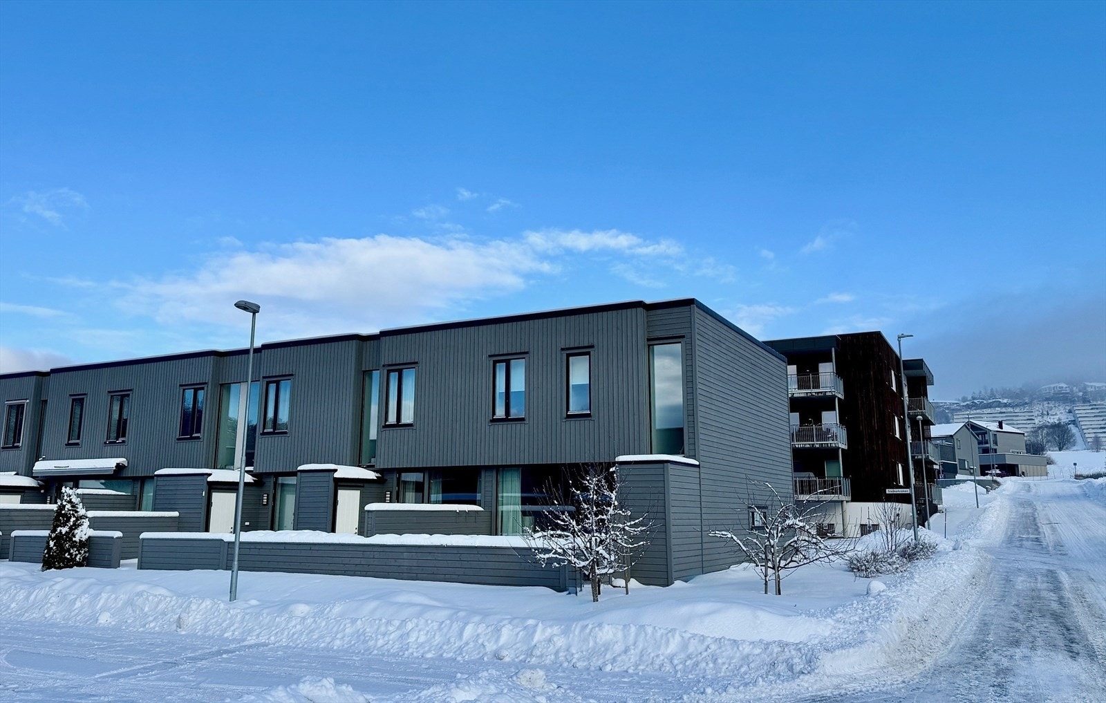 Et moderne rekkehus med endebeliggenhet, gode solforhold og epletrær i hagen. Velkommen til trivelig visning! Galleribilde