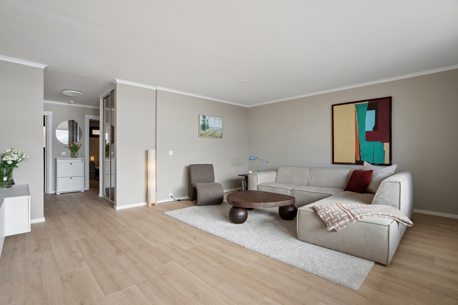 Nytt laminatgulv er lagt i gang, stue og kjøkken i 2025, og binder rommene sammen. Galleribilde