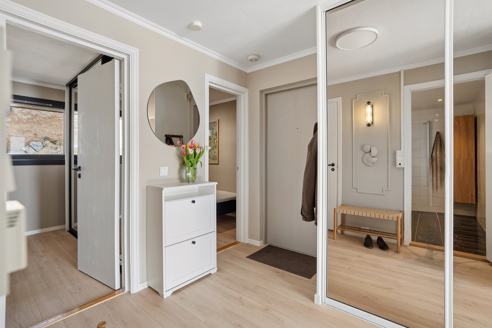 En romslig skyvedørsgarderobe med speilfronter gir god oppbevaringsplass i entréen. Galleribilde