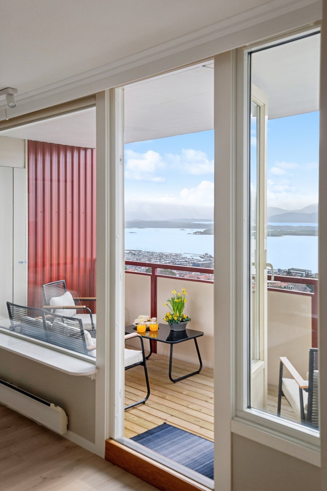 Fra stuen er det utgang til balkongen via dør fra 2004 med 2-lags isolerglass. Galleribilde