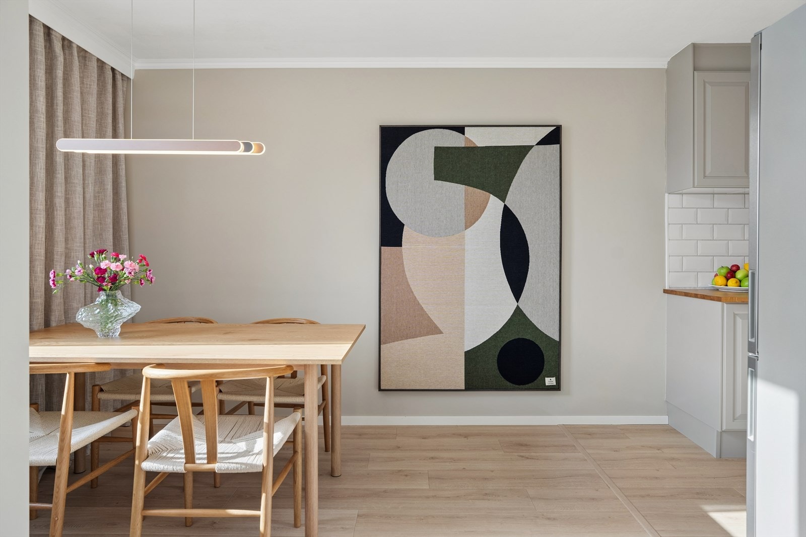 Den åpne sonen binder kjøkken og stue sammen på en funksjonell måte. Galleribilde