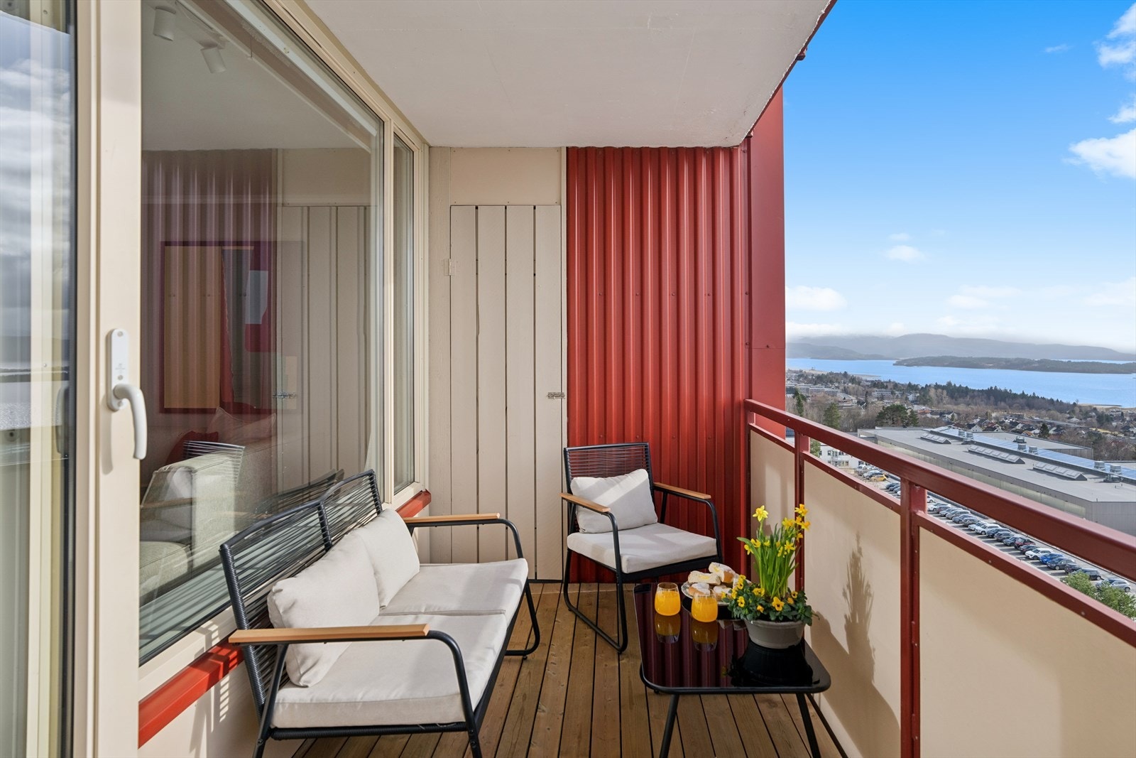 På balkongen er det en praktisk bod på ca. 2 m² med strømuttak og belysning. Galleribilde