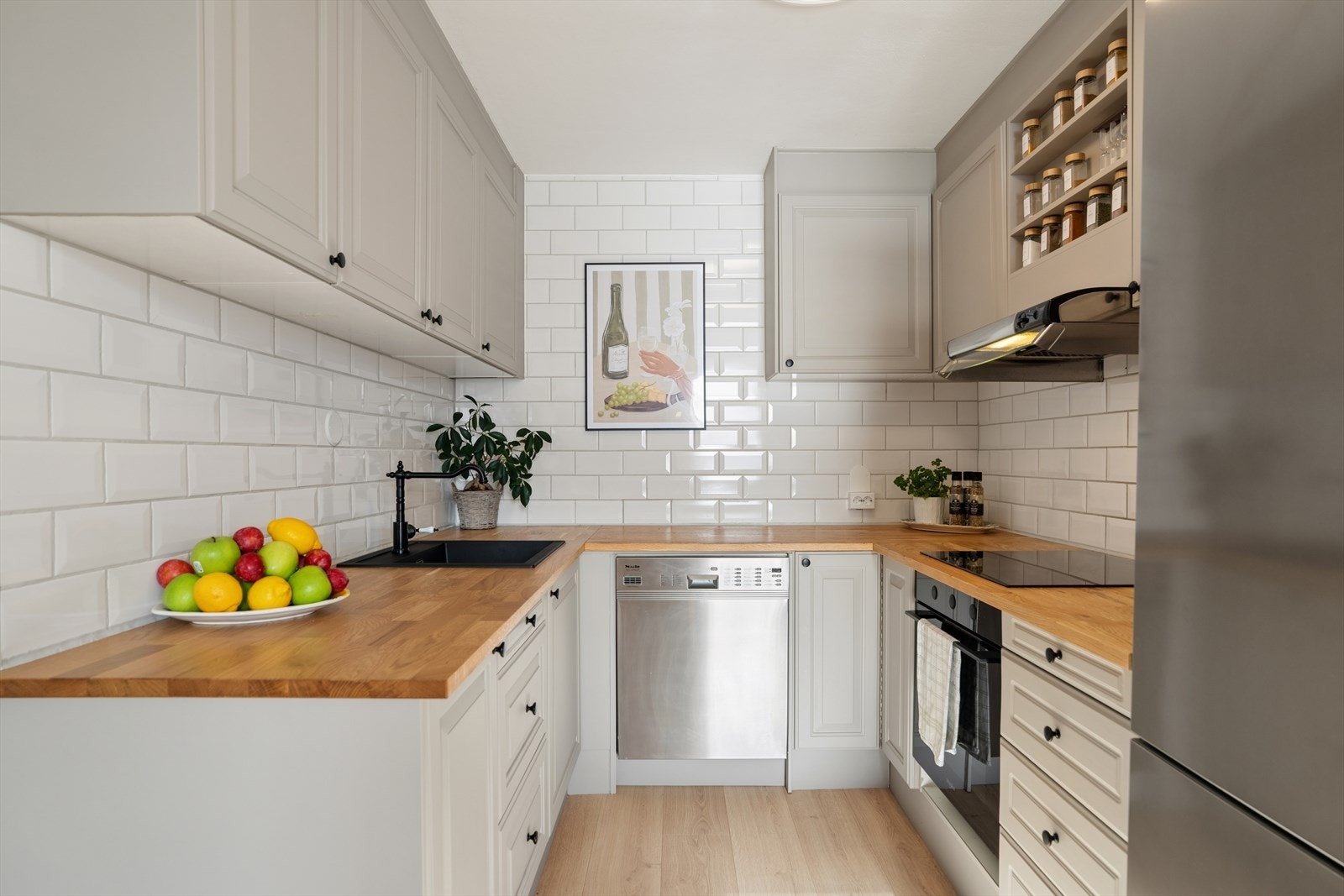 Kjøkkenet er oppgradert i 2025 med ny benkeplate i heltre og ny induksjonstopp. Galleribilde