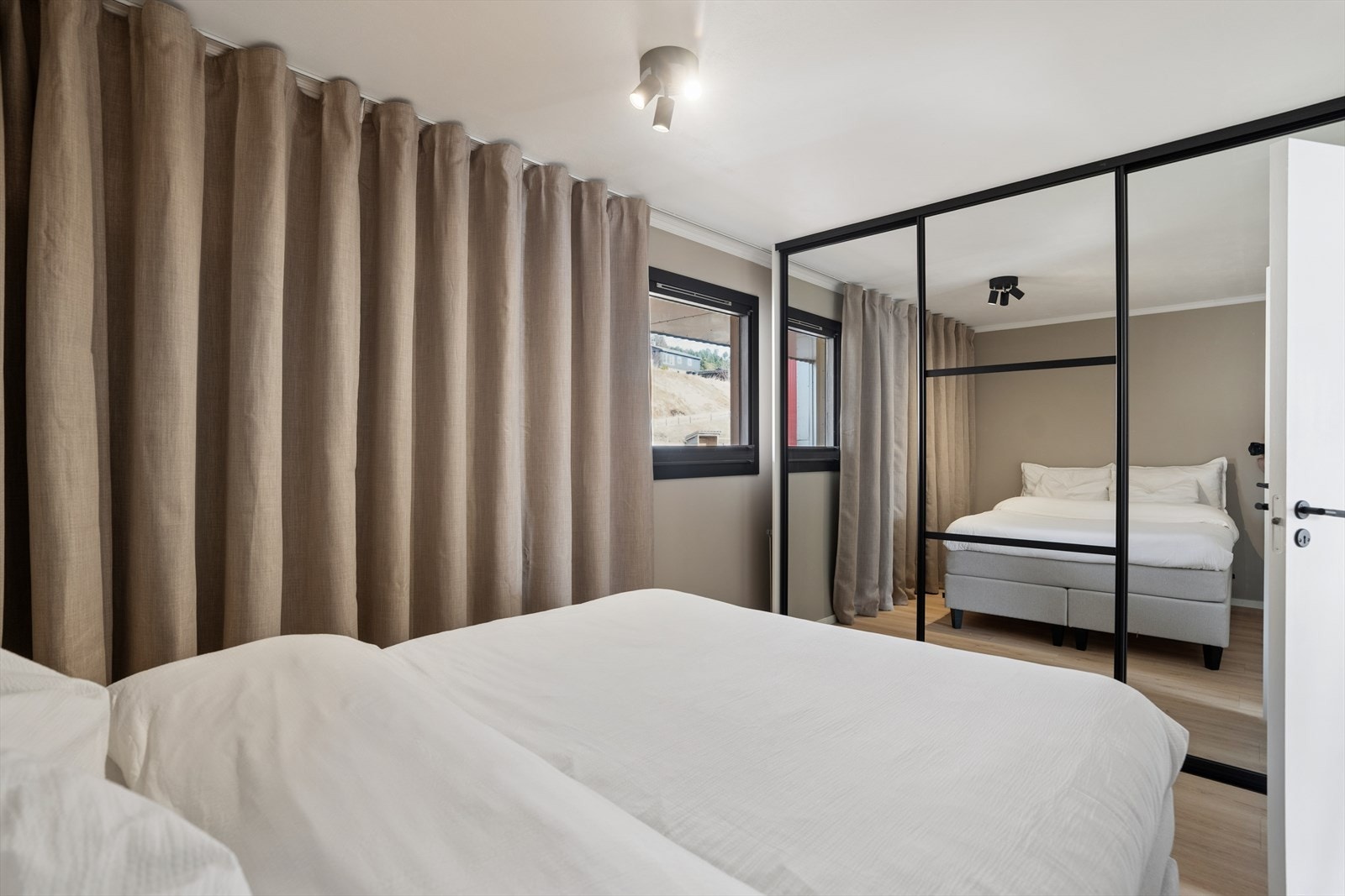 En praktisk garderobe med speilfronter er integrert i hovedsoverommet. Galleribilde