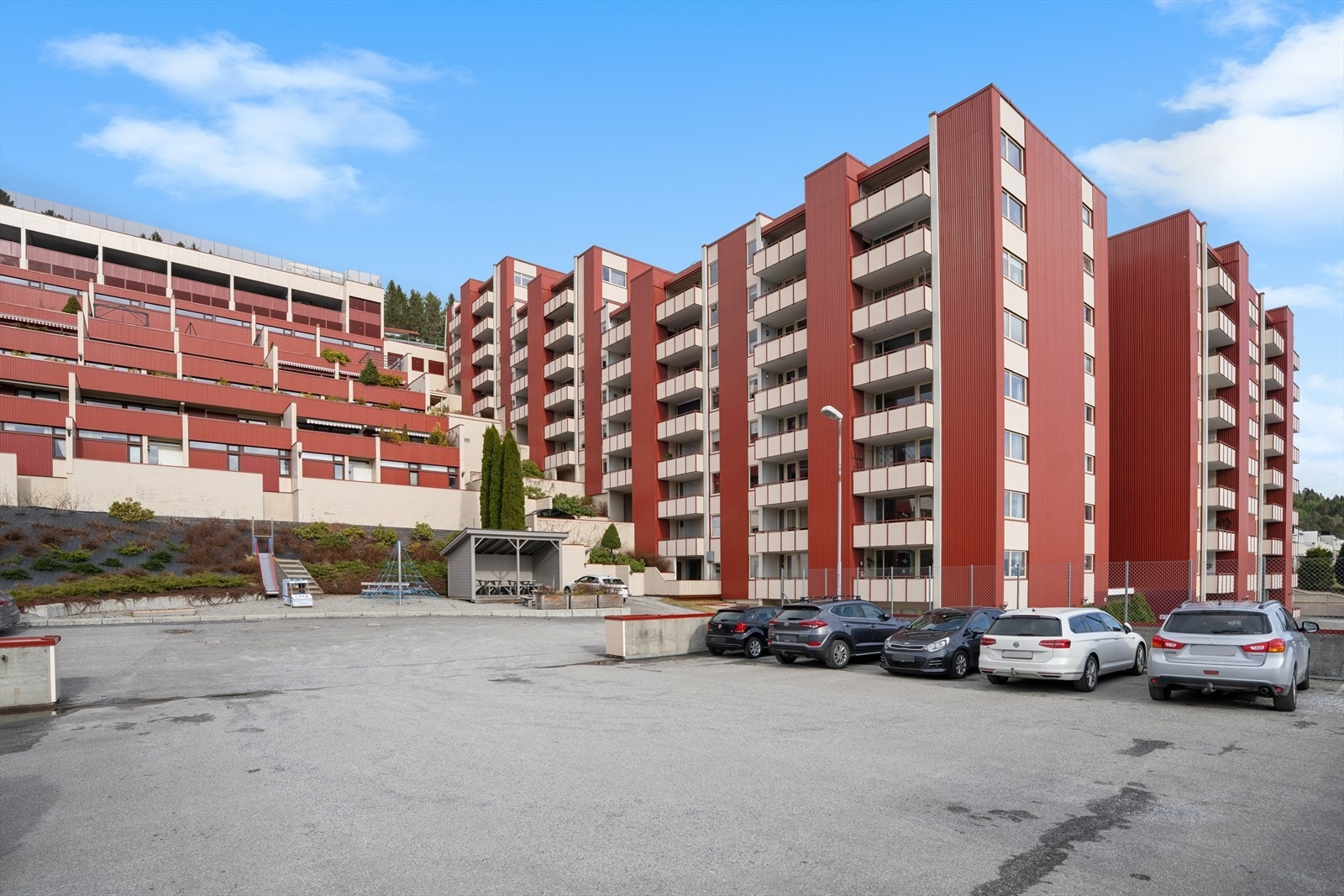 Leiligheten ligger høyt og fritt i Solbakken Terrasse Borettslag, med heisadkomst til 7. etasje. Galleribilde