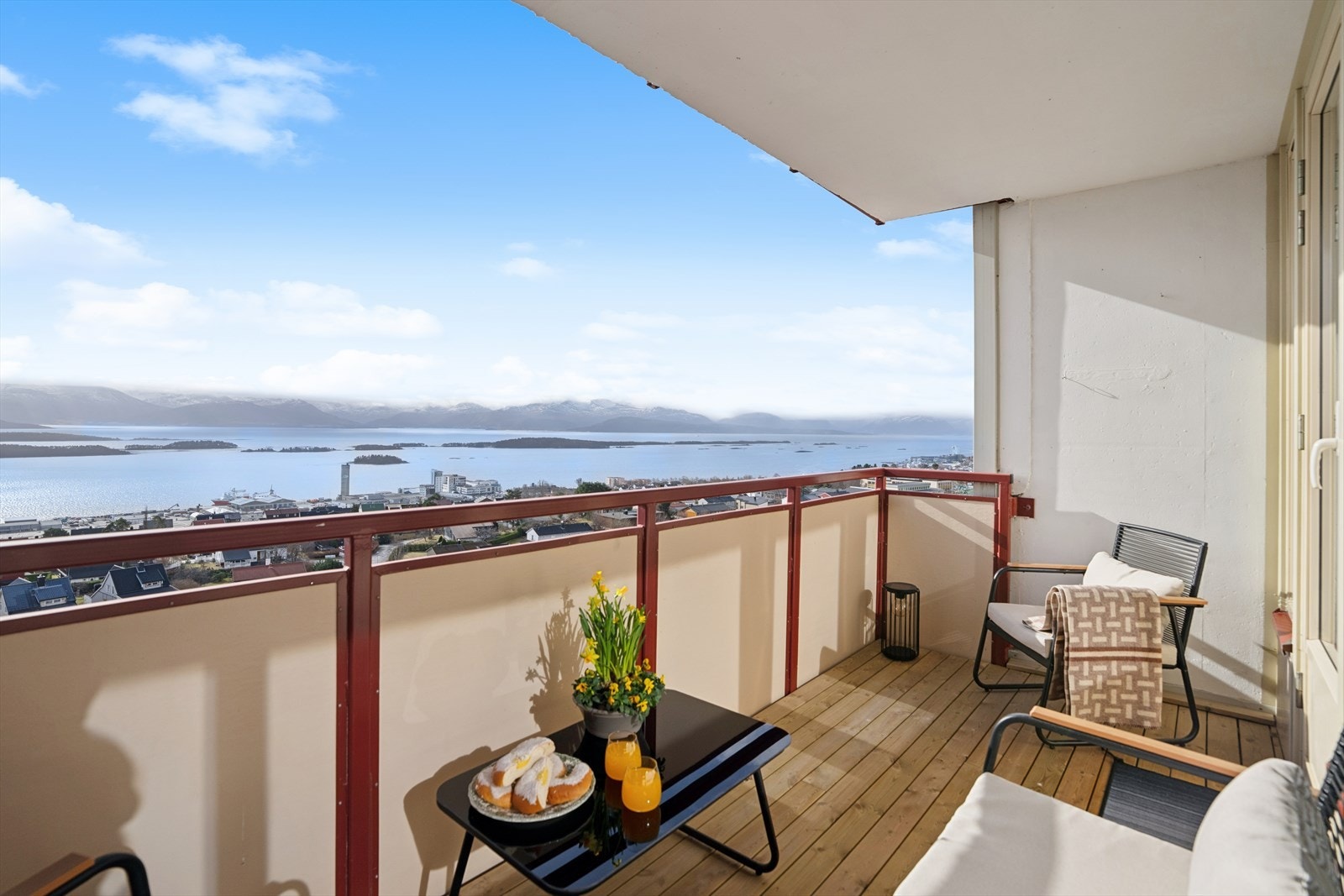 Balkongen har god plass til en sittegruppe for å nyte utsikten. Galleribilde