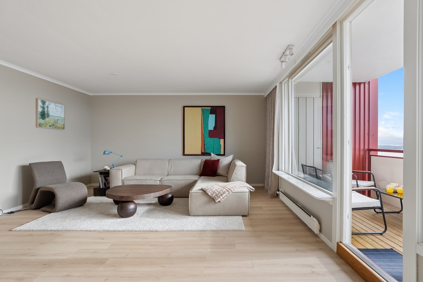 Stuen har store vindusflater og direkte utgang til balkongen. Galleribilde