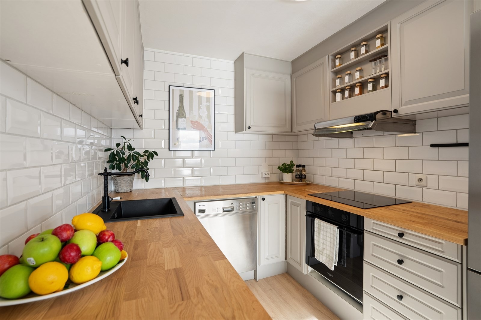 Kjøkkenet er utstyrt med integrert stekeovn, platetopp og oppvaskmaskin. Galleribilde