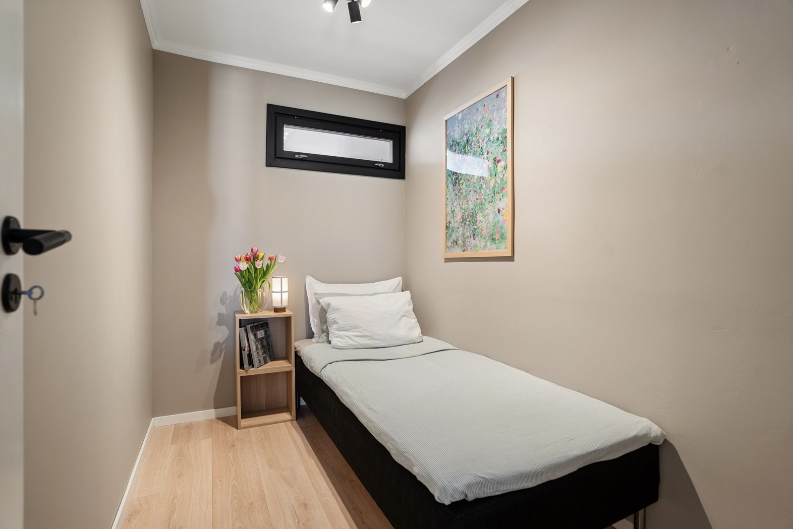 Rommet er godkjent som bod og byr på rikelig med oppbevaringsplass. Galleribilde