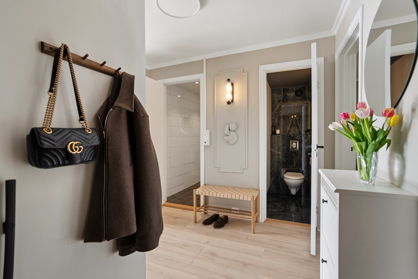 Gangen ønsker velkommen med nytt laminatgulv og nymalte overflater, utført i 2025. Galleribilde