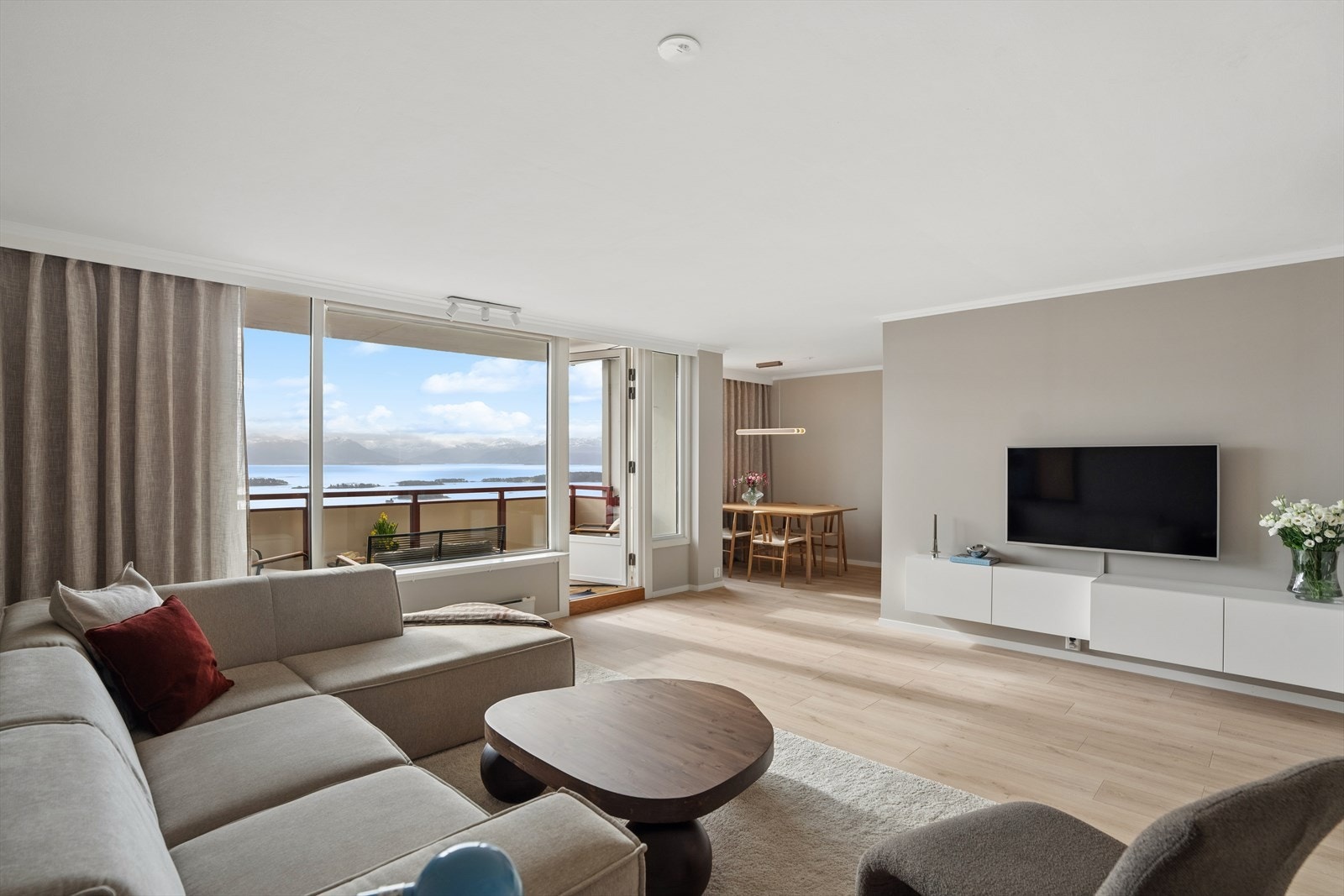 Stuen er romslig med en naturlig sone for både sofagruppe og spisebord. Galleribilde