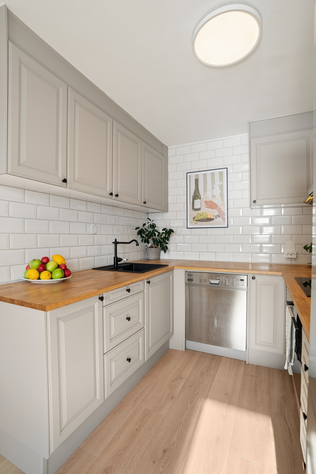 Innredningen har malte, profilerte fronter og nye håndtak fra 2025. Galleribilde