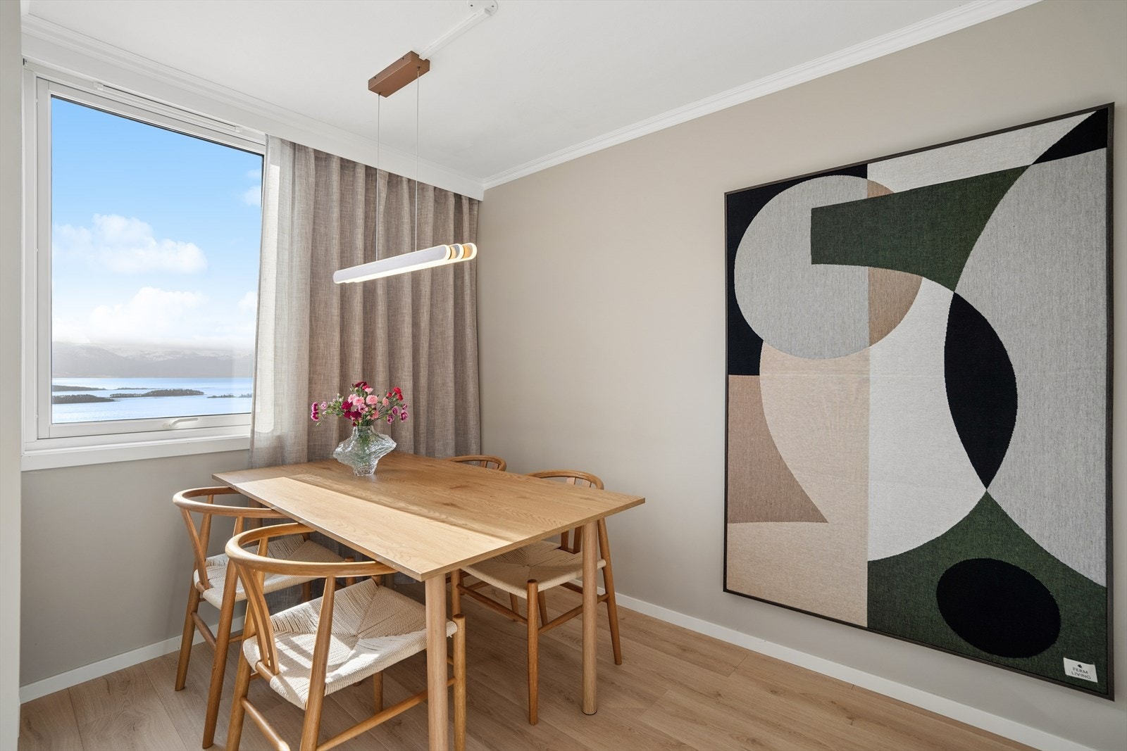 Spisestuen har en naturlig plassering i forlengelsen av kjøkkenet, med plass til et hyggelig spisebord. Galleribilde