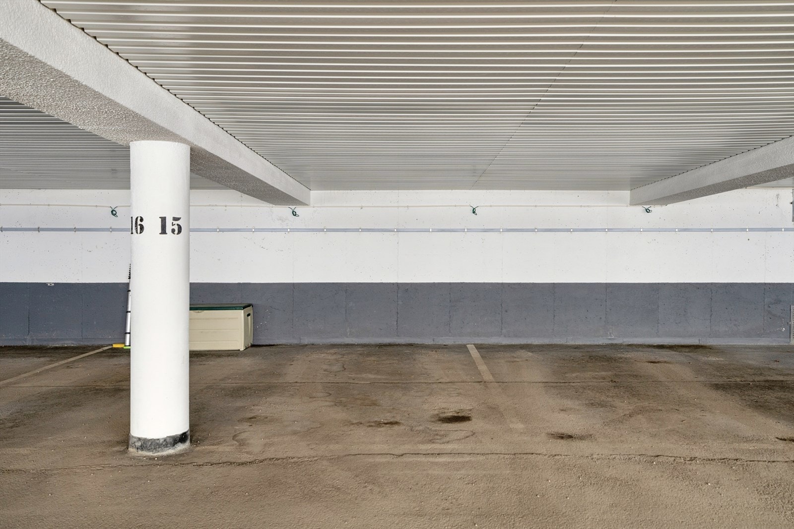 Det medfølger en fast garasjeplass med mulighet for installasjon av lader. Galleribilde