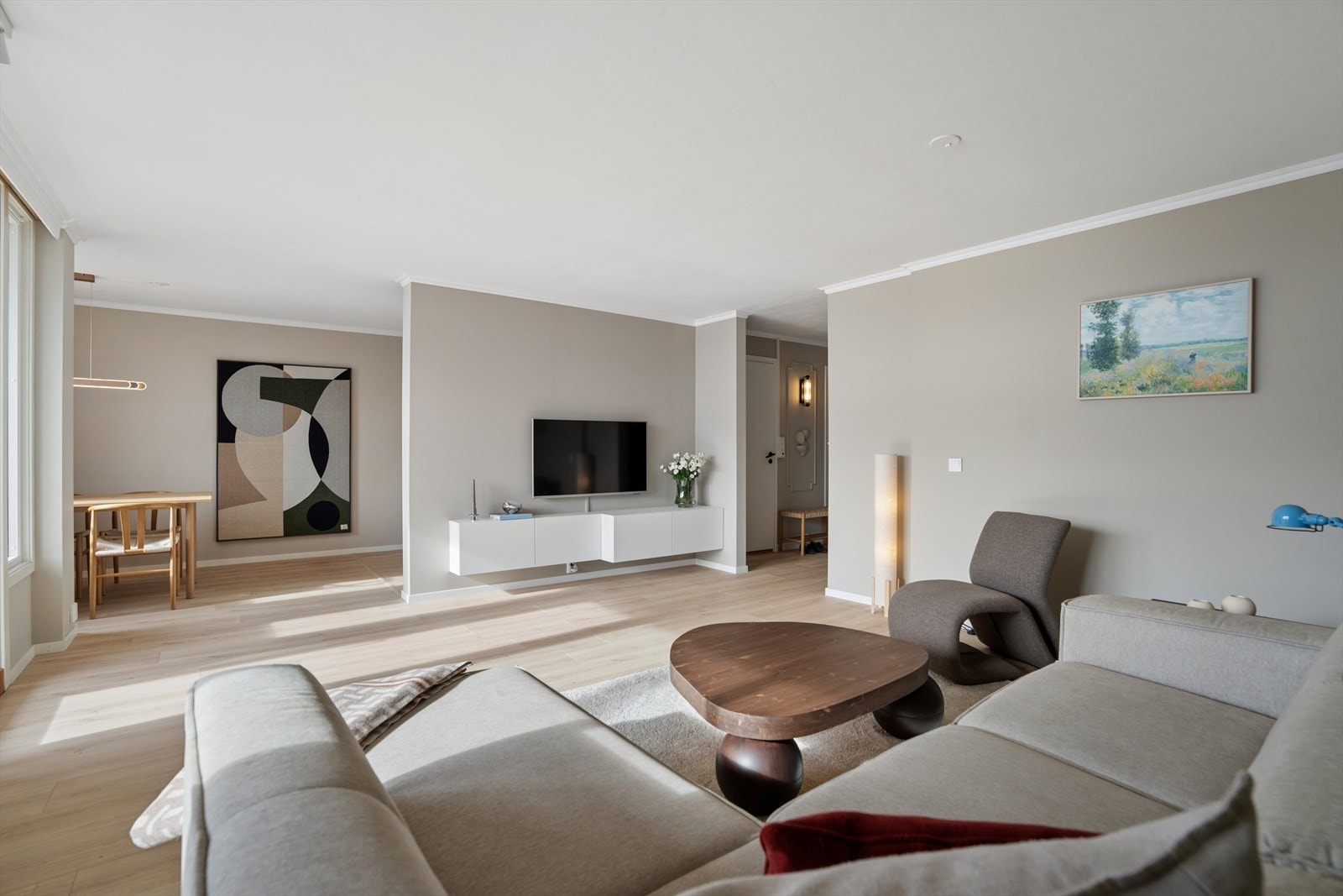 Alle vegger og taklister i leiligheten ble fornyet i 2025, noe som gir et gjennomført og helhetlig preg. Galleribilde