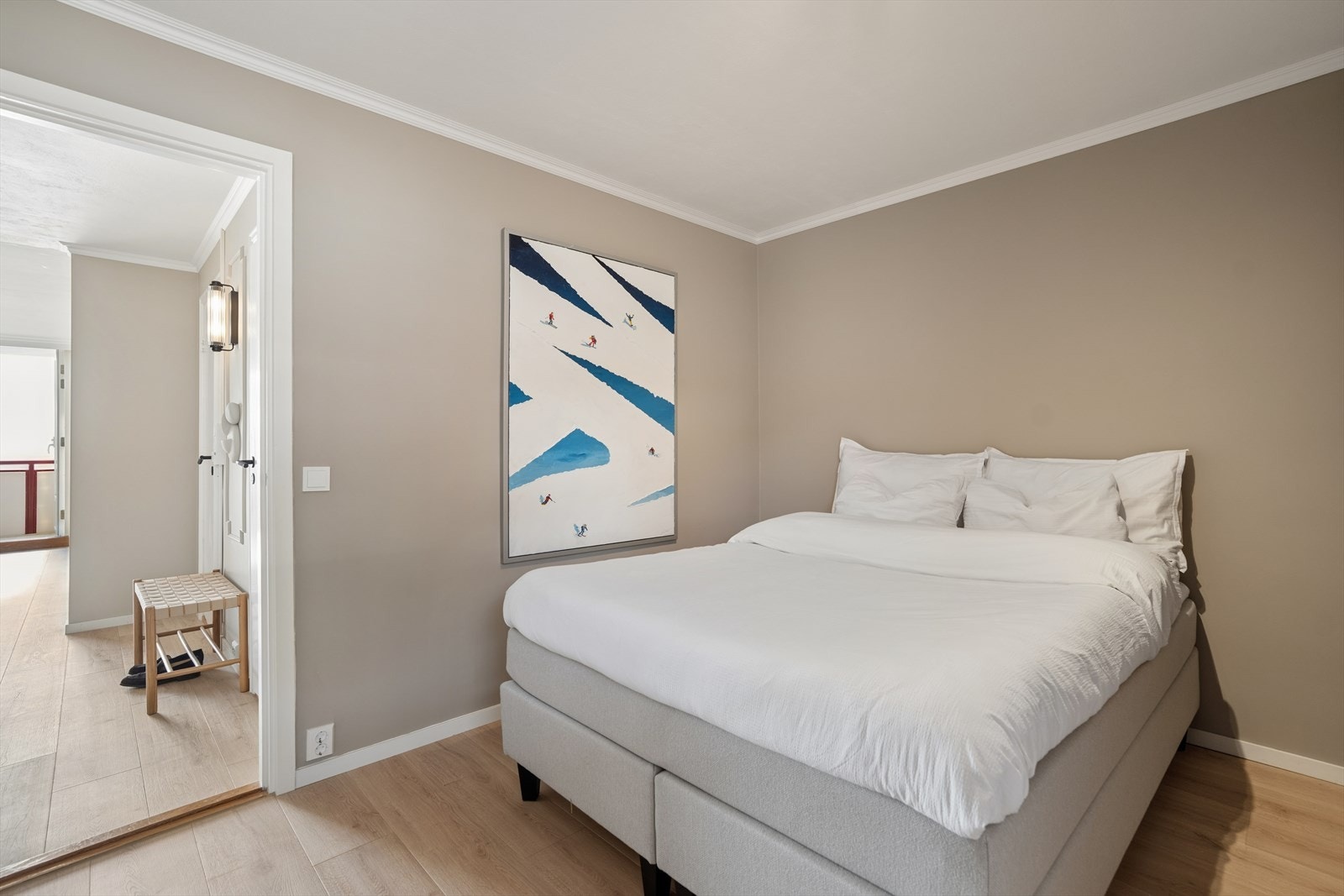 Hovedsoverommet har god plass til dobbeltseng og tilhørende møblement. Galleribilde