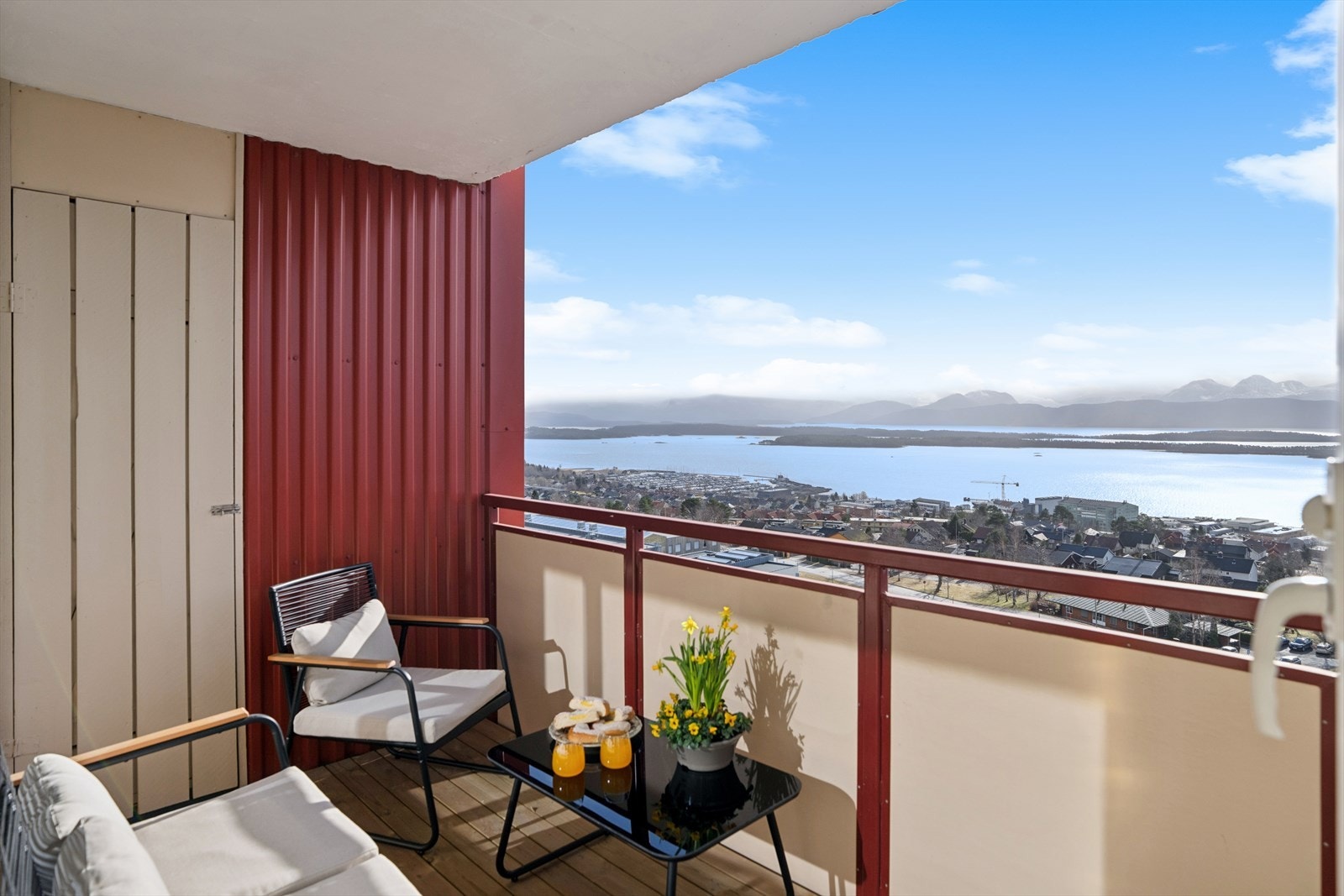 Den overbygde balkongen på 7 m² gir en vidstrakt utsikt over byen og fjorden. Galleribilde