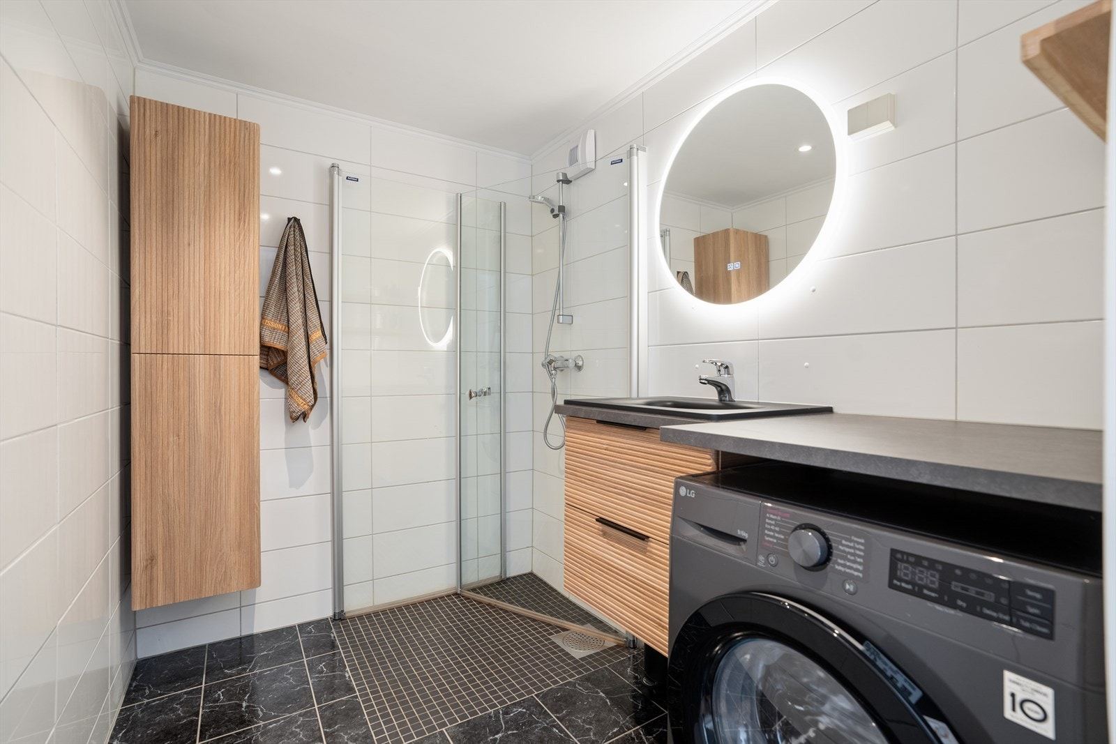 Badet er modernisert i 2025 med ny innredning, flislagt gulv med gulvvarme og opplegg for vaskemaskin. Galleribilde