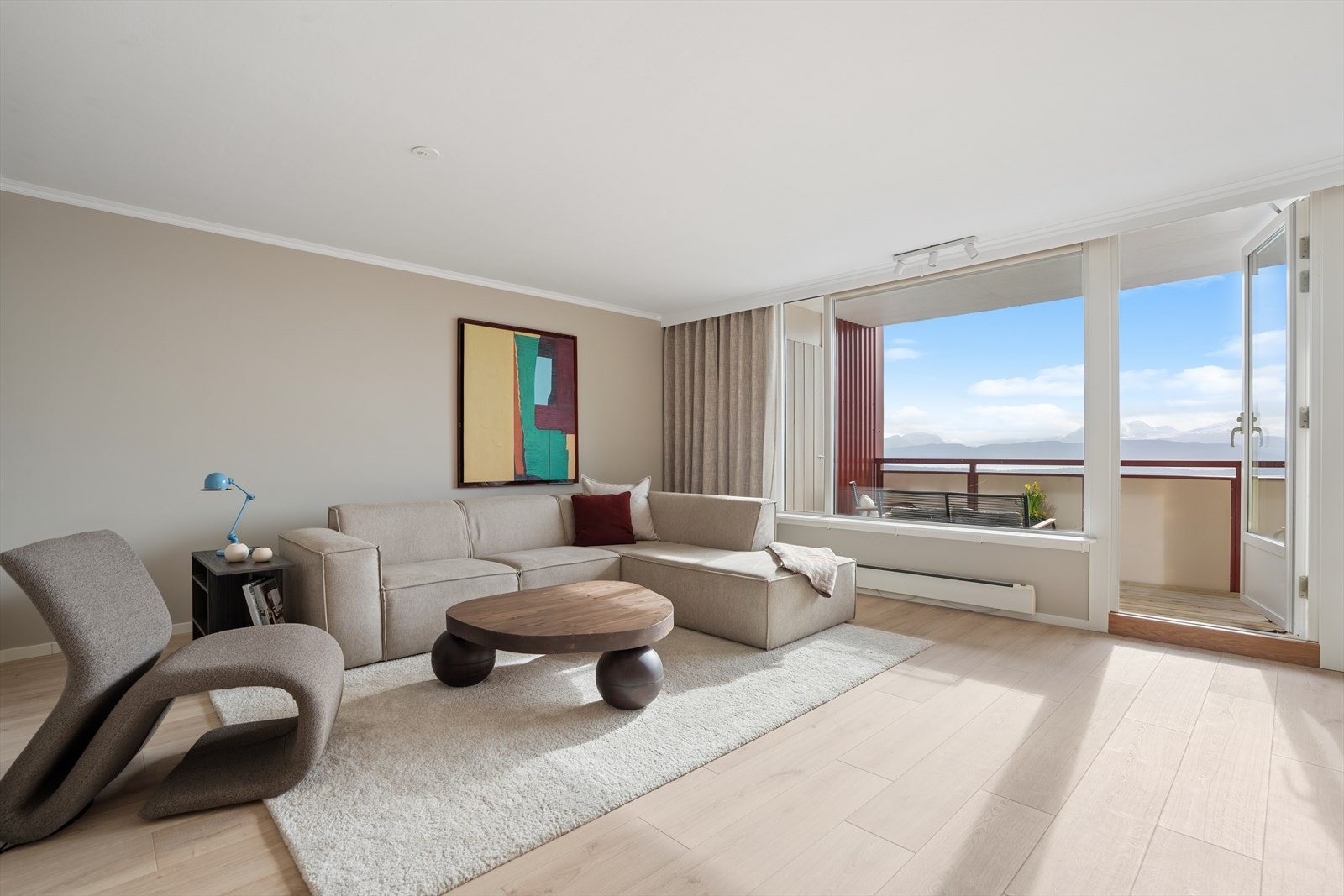 De sørvendte vinduene fra 2004 slipper inn rikelig med dagslys og har utvendig aluminiumsbekledning. Galleribilde