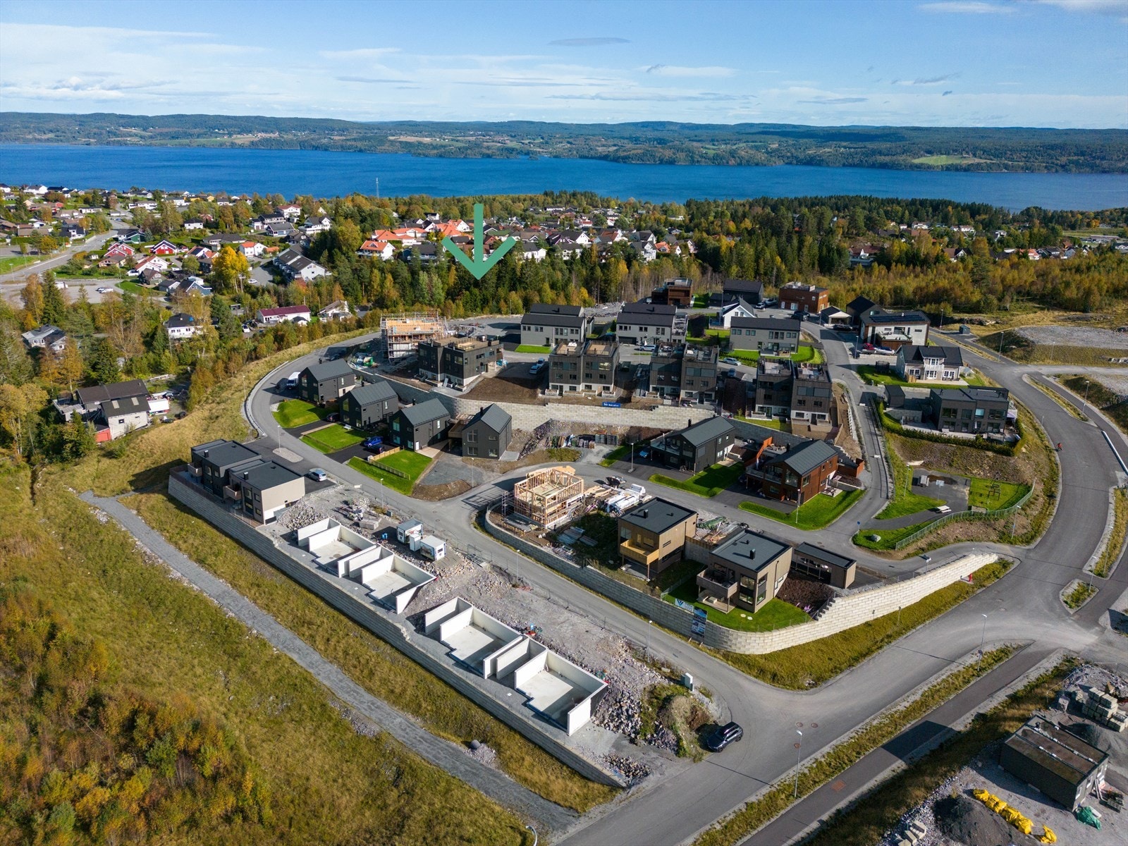 Stian Berglund v/ Notar Romerike selger en solrik tomt på Høgåsen 41, i et nyetablert og barnevennlig område. Galleribilde
