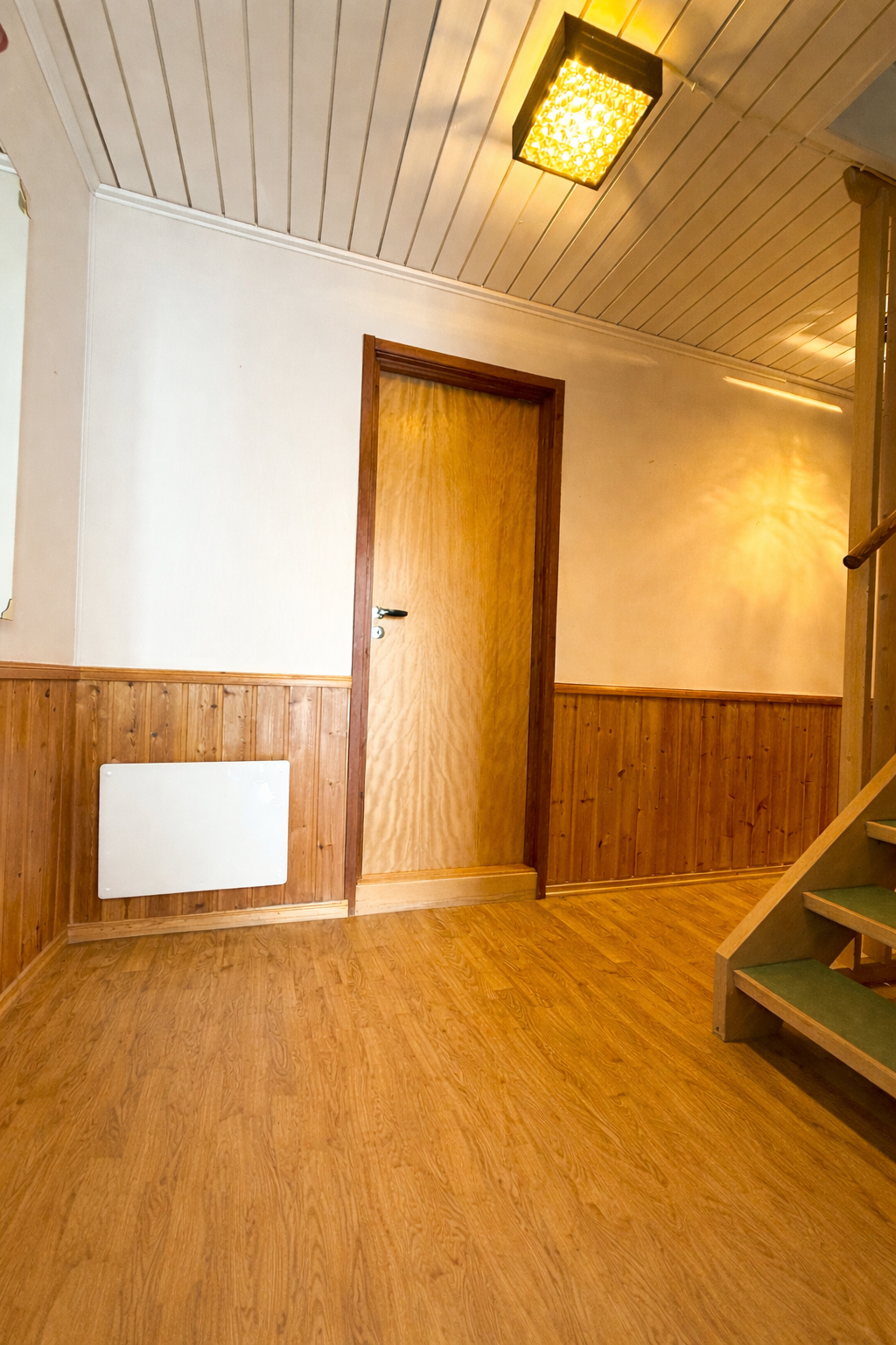 Hall m/trapp i sokkeletasje (hovedplan) Galleribilde