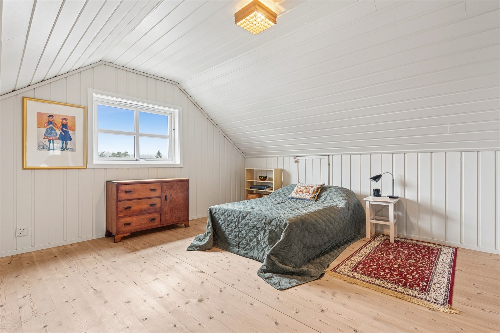 Praktisk oppbevaring er integrert i knekott langs veggene. Galleribilde