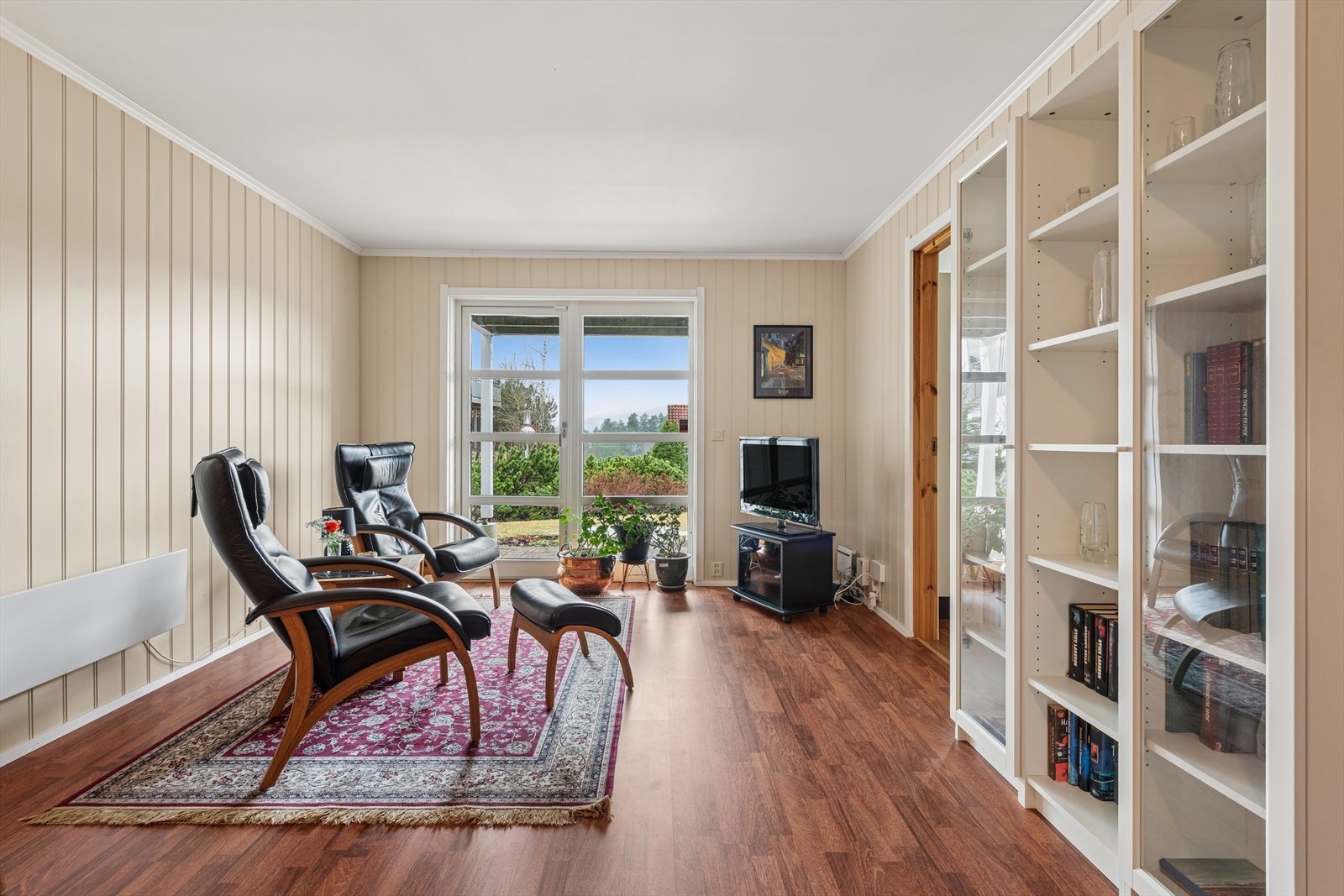 I underetasjen finner du en romslig kjellerstue, perfekt som et ekstra oppholdsrom for familien. Galleribilde