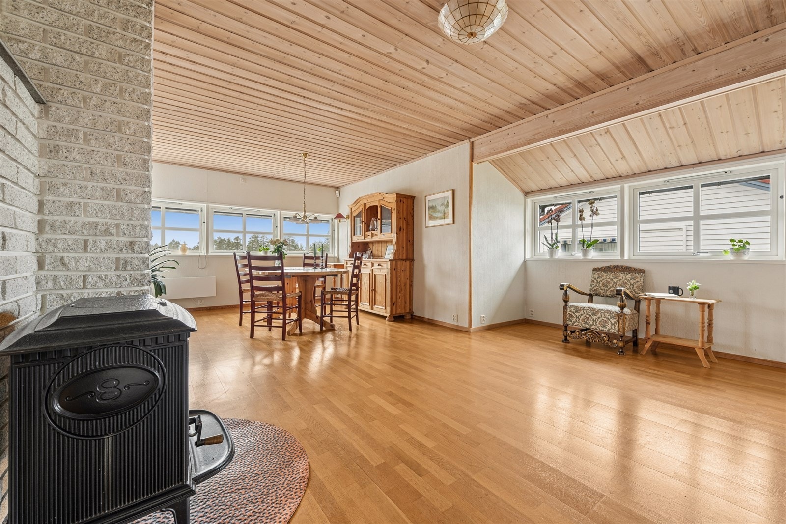 Rommet har god plass til både spisebord og sofagruppe. Gulvet er belagt med eikeparkett. Galleribilde