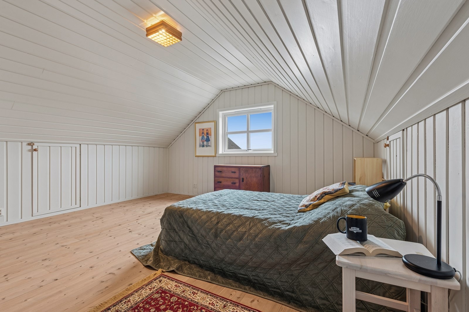 Panel på vegger og i tak gir en lun og koselig atmosfære i rommene på loftet. Galleribilde