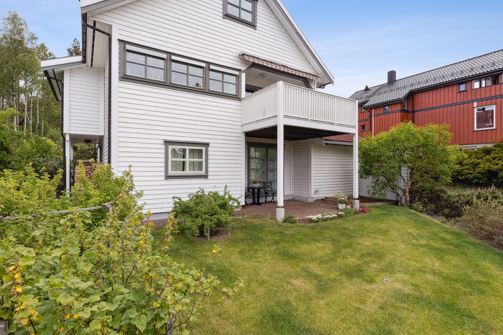 Eiendommen har en lettstelt hage og flere hyggelige uteplasser. Galleribilde