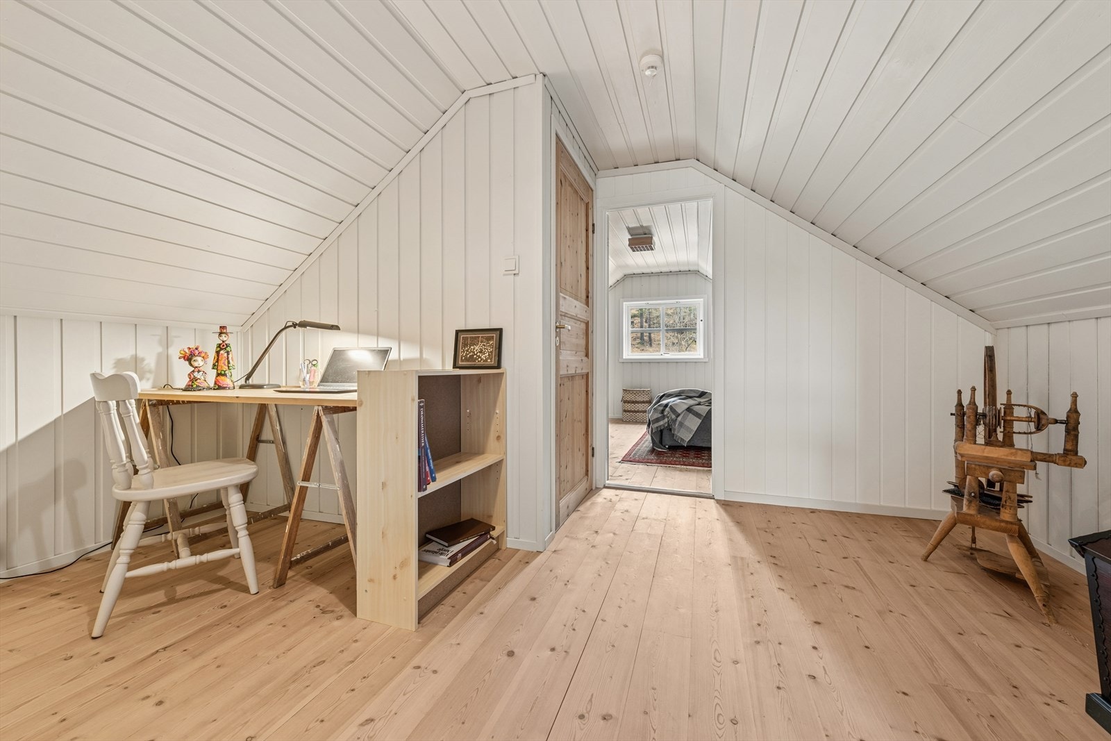 Trapperommet på loftet gir også plass til en praktisk arbeids- eller lesekrok. Galleribilde